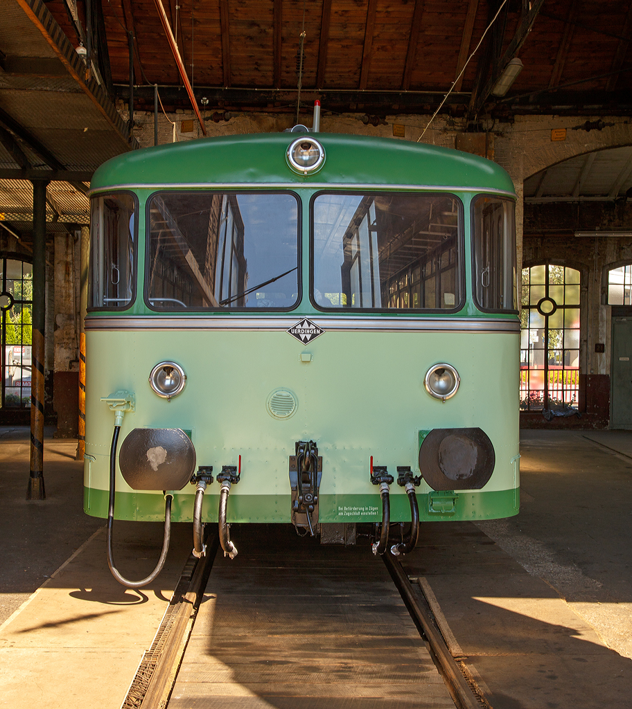 
Ein Uerdinger-Schienenbus in der Farbgebung der Kleinbahn Weidenau-Deuz als KWD VT 26, hier am 30.08.2015 im Lokschuppen von dem Südwestfälisches Eisenbahnmuseum in Siegen

Es ist aber nicht das Original, denn dies wäre ein VT 95 – BR 795 (und nicht ein VT 98 – BR 796 / BR 798). 

Das Original wurde 1956 von der Waggonfabrik Uerdingen unter der Fabriknummer 62482 gebaut und bei der Kleinbahn Weidenau - Deuz in Betrieb als VT 26 genommen. Dort fuhr er bis zur Stilllegung des Personenverkehrs der Kleinbahn Weidenau - Deuz 1968 und wurde an die AKN - Altona - Kaltenkirchen - Neumünster Eisenbahn AG verkauft, wo er noch in KWD-Lackierung als VT 2.23 bis zur Verschrottung 1978 fuhr.