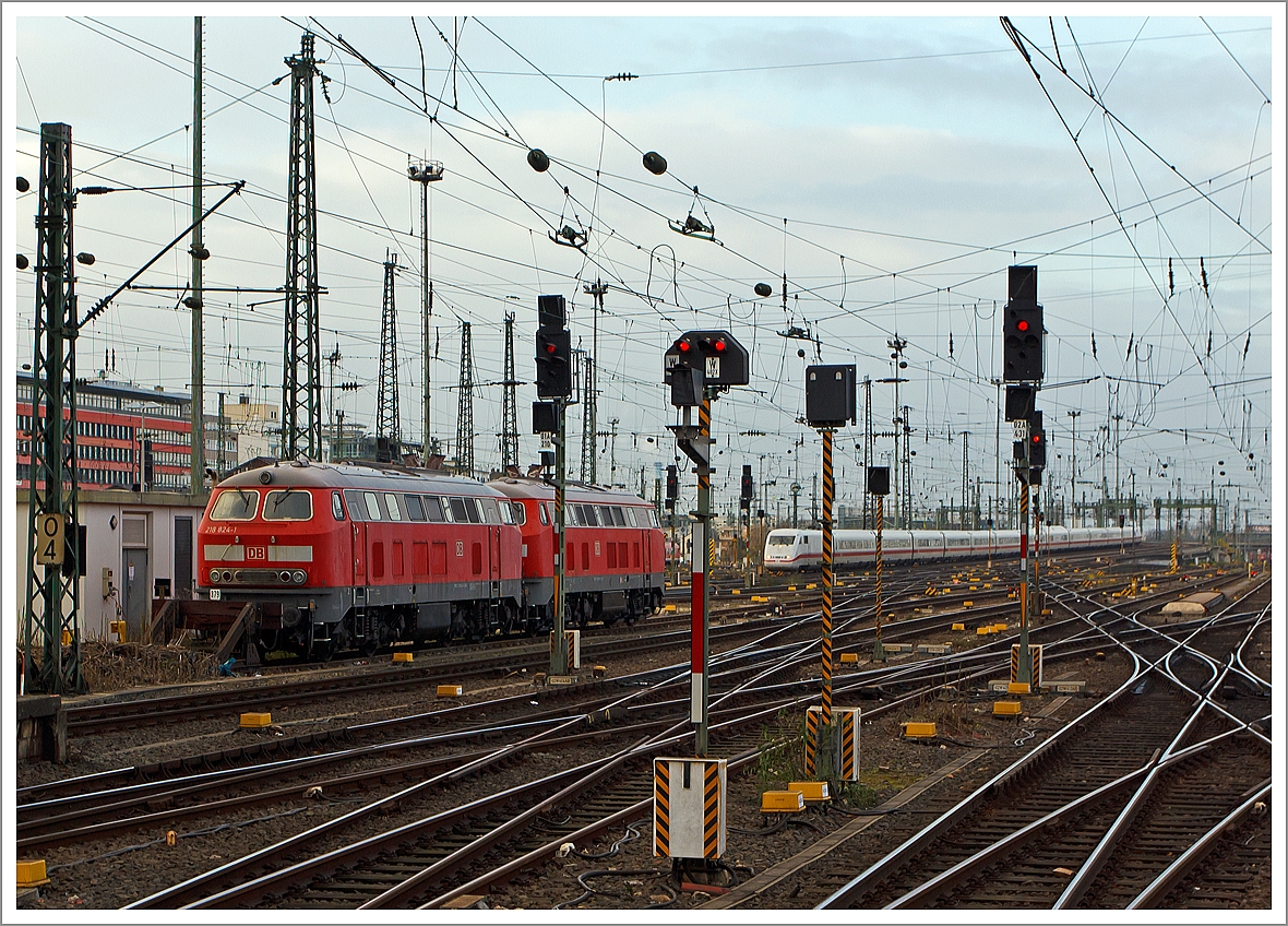 Ein unbek. ICE 1 bei der Einfahrt in den  Hbf Frankfurt am Main am 07.12.2013, wäre dieser liegengebliebene oder schadfällig geworden, dafür stehen die beiden Loks der Baureihe 218.8 im Vordergrund bereit. 
Es sind die 218 824-1 und 218 833-2 der DB Fernverkehr AG diese haben ICE-Abschleppkupplungen. 

Die 218 824-1 wurde 1973 bei Krauss-Maffei unter der Fabriknummer 19603 gebaut und als 218 233-5 an die Deutsche Bundesbahn geliefert, 2007 erfolgte der Umbau und Umzeichnung in 218 824-1 (NVR-Nr. 9280 1 218 824-1 D-DB). 

Die 218 833-2 wurde 1975 bei Henschel in Kassel unter der Fabriknummer 31841 gebaut und als 218 383-8 an die Deutsche Bundesbahn geliefert, 2005 erfolgte der Umbau und Umzeichnung in 218 833-2 (NVR-Nr. 9280 1 218 833-2 D-DB).

Einige Lokomotiven, wie diese hier, der Baureihe 218 wurden zu Schlepploks für liegengebliebene oder schadfällig gewordene ICE -Züge auf den Neubaustrecken Köln-Rhein/Main und Nürnberg-Ingolstadt umgebaut. Diese Loks sind als Baureihe 218.8 bei der DB Fernverkehr AG eingestellt. Diese Lokomotiven wurden für Schleppzwecke mit Übergangskupplungen Typ Scharfenberg ausgerüstet.

Technische Daten beider 218.8er:
Achsformel:  B'B'
Spurweite:  1.435 mm
Länge: 16.400 mm
Gewicht:  80 Tonnen
Radsatzfahrmasse:  20,0 Tonnen
Höchstgeschwindigkeit:  140 km/h
Motor: Wassergekühlter V 12 Zylinder Viertakt MTU - Dieselmotor vom Typ 12 V 956 TB 11 (abgasoptimiert ) mit Direkteinspritzung und Abgasturboaufladung mit Ladeluftkühlung
Motorleistung: 2.800 PS (2.060 kW) bei 1500 U/min
Getriebe: MTU-Getriebe K 252 SUBB (mit 2 hydraulische Drehmomentwandler)
Leistungsübertragung: hydraulisch
Tankinhalt:  3.150 l
