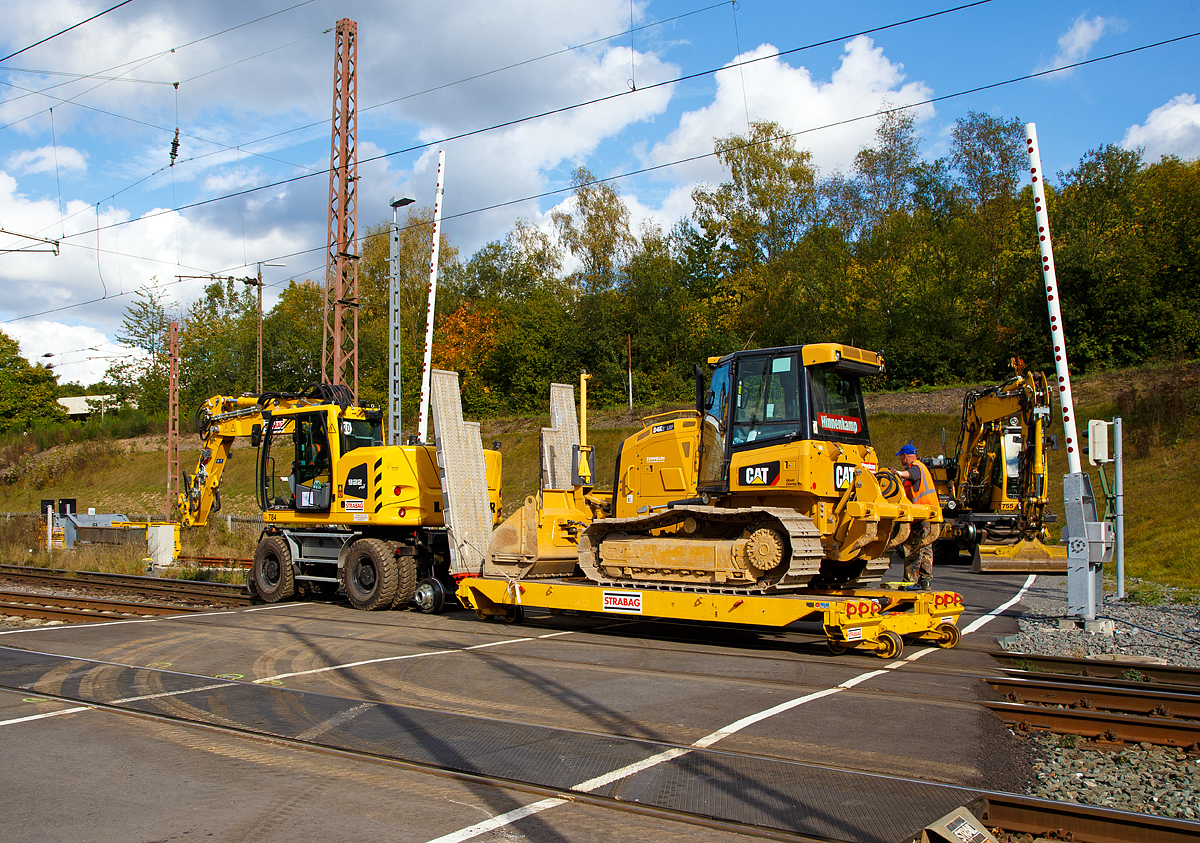 
Ein ungew�hnlicher Schienentransport, ein Liebherr Zweiwegebagger A 922 rail mit einem Tiefladewagen und darauf verladener Raupe f�hrt am 09.10.2016 in Kreuztal �ber den Bahn�bergang.