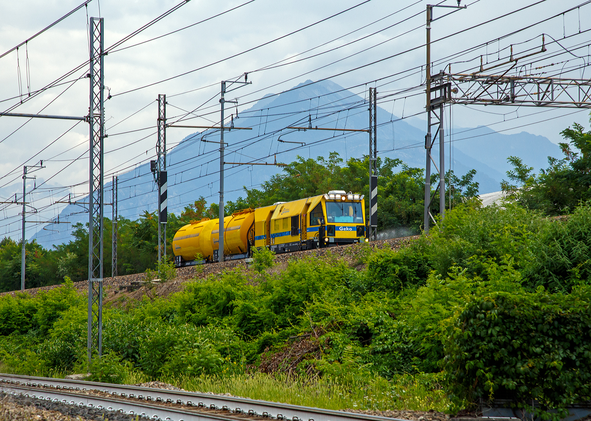 Ein Unkrautspritzzug der italienischen Unterhaltungsfirma Geosintesi S.p.A. am 05.08.2019 in Domodossola auf der Bahnstrecke Domodossola–Mailand (RFI 23) im Einsatz.

Der Spritzzug besteht aus dem Arbeitsfahrzeug mit der UIC-Nummer 300 006-8 IT-RFI und zwei angehangenen Kesselwagen.

Im Vordergrund verl�uft die eingleisige Bahnstrecke Domodossola-Novara  (RFI 14).
