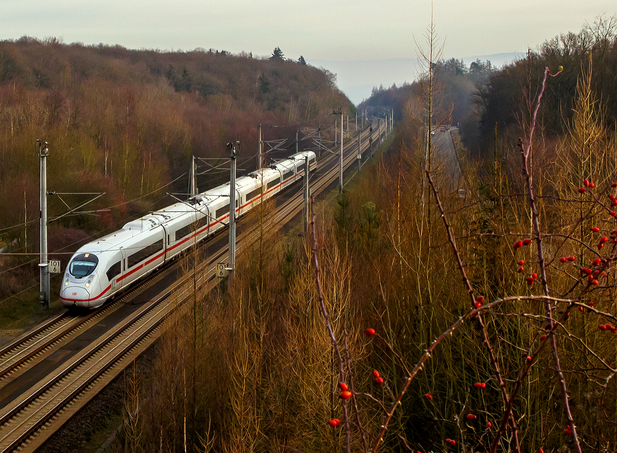 
Ein Velaro D (ICE 3 der BR 407) fährt am 27.12.2018 mit ca. 300 km/h auf der Schnellfahrstrecke Köln–Rhein/Main bei Elz in Richtung Köln, und verschwindet bald im Tunnel Elzer Berg.