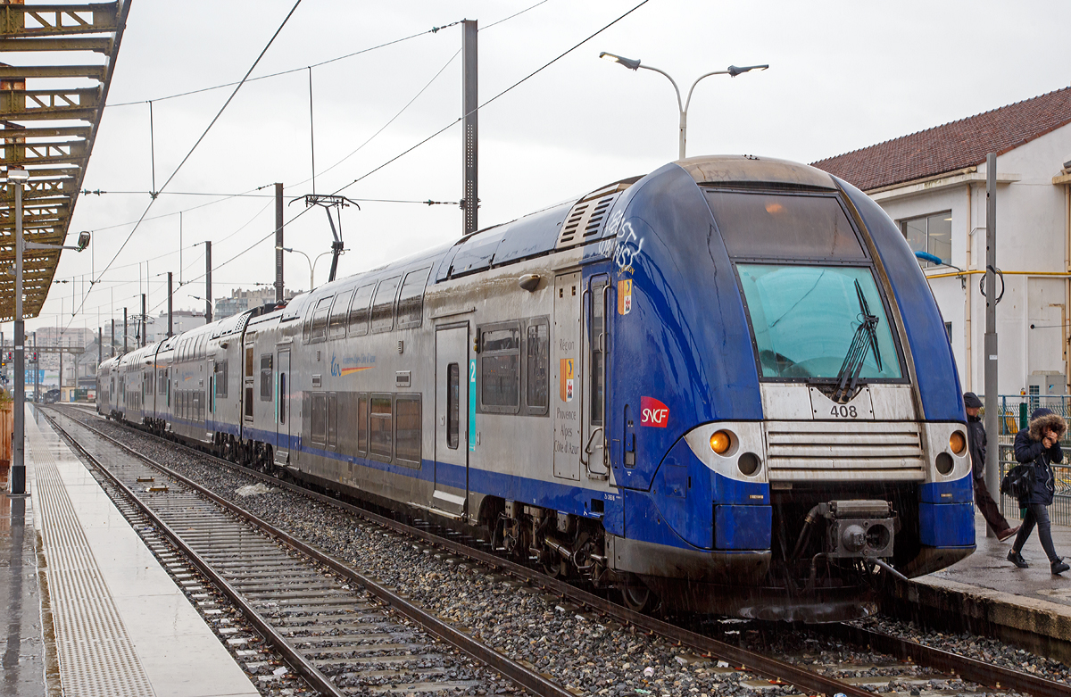 Ein vierteiliger Alstom Coradia Duplex TER 2N NG, der Z 26515 / Z 26516, Rame 408 (Tz 408), der SNCF TER Provence-Alpes-C�te d'Azur, ist am 25.03.2015 in den Bahnhof Marseille St-Charles eingefahren.

Die SNCF stellte zwischen Juli 2004 und Juni 2010 insgesamt 211 Zweisystemz�ge der Bauart „Alstom Coradia Duplex“ in Dienst. Davon entfallen 145 Einheiten auf die dreiteilige Baureihe Z 24500, w�hrend die 42 vierteiligen und 24 f�nfteiligen Exemplare unter der Bezeichnung Z 26500 zusammengefasst sind. Diese Doppelstocktriebwagen werden von den SNCF-Tochtergesellschaft TER f�r Nah- und Regionalverkehre in den Regionen Nord-Pas-de-Calais, Lothringen, Pays de la Loire, Rh�ne-Alpes, Centre, Picardie, Provence-Alpes-C�te d'Azur undHaute-Normandie eingesetzt.  Baugleich zu der dreiteiligen Baureihe Z 24500 ist die luxemburgische Baureihe CFL 2200 auch als „Computermaus“ bekannt.

Urspr�nglich war die Baureihe Z 24500 auch f�r zweiteilige Einheiten vorgesehen, von welchen die Region Rh�ne-Alpes in 2000 tats�chlich elf Exemplare bestellt hatte. Doch schon im April 2003 wurde dieser Auftrag um elf Mittelwagen erweitert, so dass letztlich nur Dreiteiler ausgeliefert wurden. F�r die entsprechende Traktion sorgt in jedem Wagenteil ein angetriebenes Drehgestell mit zwei Drehstrom-Asynchronmotoren des Typs „4 FXA 2851“ und einer Dauerleistung von je 425 kW. Angesteuert werden diese von lGBT-Wechselrichtern, welche mitsamt den Motoren zum Onix 1500-Antriebssystem geh�ren. Den Fahrkomfort garantieren prim�r eine herk�mmliche Schraubenfederung und sekund�r eine Luftfederung. Die Wagenk�sten sind als Stahlleichtbaukonstruktion ausgef�hrt, wobei ein gro�er Teil der elektrischen Ausr�stung auf dem Dach �ber dem Fahrgastraum untergebracht werden konnte. Bei der Innenausstattung war eine Klimaanlage obligatorisch. Die Sitze mit einer Sitzteilung 2+2 bieten ansprechenden Komfort mit Armlehnen und Kopfst�tzen. Die wichtigen Anzeigen f�r die Fahrg�ste werden �ber ein Fahrgastinformationssystem auf einem Display angezeigt. Jede Garnitur besitzt dar�ber hinaus noch mindestens einen Multifunktionsbereich mit Platz f�r mobilit�tseingeschr�nkte Fahrg�ste und gen�gend Stauraum f�r Kinderwagen und Fahrr�der.

Technische Daten:
Spurweite: 1.435 mm
Achsanordnung: Bo'2'+Bo'2'+Bo'2'+Bo'2'
Leistung: 8 x 425 kW = 3.400 kW
Antrieb: 8 Drehstrom-Asynchronmotoren 4 FXA 2851 (2 je Antriebsdrehgestell)
Stromsystem: 25 kV AC 50Hz und 1500 V DC
L�nge �ber Kupplung: 107.500 mm 
Fahrzeugh�he: 4.320 mm
Fahrzeugbreite: 2.806 mm
Dienstgewicht: 260 t 
H�chstgeschwindigkeit: 160 km/h
Beschleunigung: 0.95 m/s�
Bremsverz�gerung: 1.15 m/s� (Not)
Sitzpl�tze: 54 in der 1. Klasse und 396 in der 2. Klasse (450 Gesamt)
