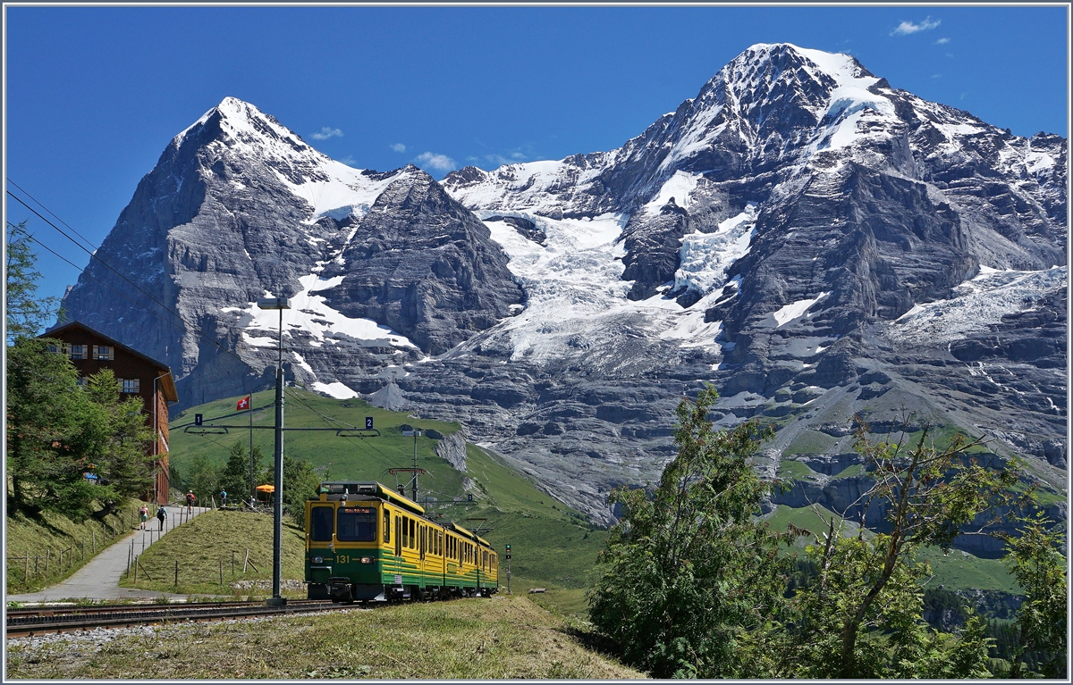 Ein WAB Zug Richtung Wengen erreicht die Wengeralp, im Hintergrund Eiger und Mönch. 
8. Aug. 2016
