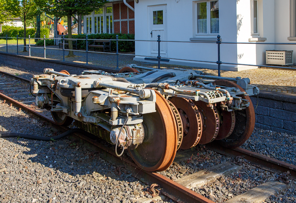 Ein Wagon Union WU 92 Prototyp Drehgestell als Denkmal beim alten Bahnhof Deuz (heute Netphen-Deuz) am 19.06.2019. Gebaut wurde es 1992 von dem Werk Siegen der ABB Henschel Wagon Union GmbH unter der Fabriknummer 156 002. Gedacht und auch erprobt  war es f�r den ICE 2, die Wagon Union hatte bereits die Drehgestelle MD 530 f�r die Serienfahrzeuge des Typs ICE 1, kam aber beim ICE 2 nicht zum Zuge.

F�r den ICE 2 wurde eine ICE 1-Einheit mit Drehgestellen verschiedener Hersteller ausger�stet. Darunter z�hlte auch das zur Minden-Deutz-Familie geh�rende Drehgestell der Bauart WU 92. Den Zuschlag f�r die Serienfertigung erhielt jedoch nicht Waggon Union mit dem Minden-Deutz-Drehgestell, sondern Simmering-Graz-Pauker mit dem Drehgestell SGP 400. Ausschlaggebend f�r diese Entscheidung war das Vorhandensein einer Luftfederung beim SGP 400. Sp�ter erhielt auch der ICE 3 SGP-Drehgestelle der Bauart SGP 500, die f�r die DB-Baureihe 407 nochmals weiterentwickelt wurden.

Nach der Bahnreform bestellte die Deutsche Bahn AG anstelle von konventionellen Reisezugwagen vermehrt Triebz�ge und Doppelstockwagen. Die ab 1994 hergestellten Doppelstockwagen wurden nicht mit Minden-Deutz-Drehgestellen, sondern mit Drehgestellen der Bauart G�rlitz ausgestattet, die nach der Wiedervereinigung wieder verf�gbar war. Bedarf an Minden-Deutz-Drehgestellen, die nicht mit Niederflurtechnik kompatibel waren, bestand nicht mehr. Waggon Union wurde 1990 von ABB Henschel aufgekauft, welches wiederum erst in Adtranz und anschlie�end in Bombardier Transportation aufging. Bombardier betreibt aber das ehemalige Drehgestell-Werk der Waggon Union in Siegen bis heute und stellt dort unter anderem FlexCompact-Drehgestelle f�r Bombardier Talent 2-Triebz�ge sowie im Auftrag von Siemens die Drehgestelle des ICE 4 her.

