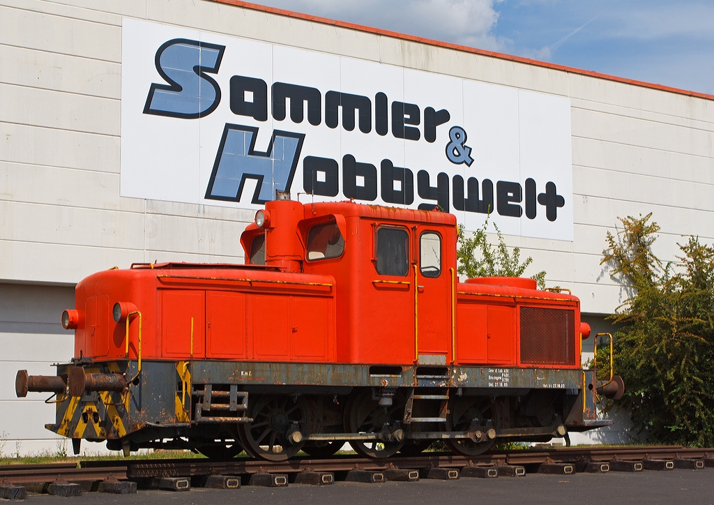 Ein Wiedersehen mit einer alten Bekannten aus Herdorf:

Die ex FGE Nr. 4 (Freien Grunder Eisenbahn-Gesellschaft, Herdorf) eine Jung R 42 C, ex SK 4 (Siegener Kreisbahn), Werkslok Nr. 4 der Firma Gontermann-Peipers, heute Denkmallok der Sammler- und Hobbywelt in  Buseck, hier am 21.08.2013



Die Lok vom Typ R 42 C wurde 1959 von der Firma Jung Jungenthal GmbH, Kirchen (Sieg)  unter der Fabriknummer 13118 gebaut und an die Freien Grunder Eisenbahn-Gesellschaft in Herdorf als FGE Nr. 4 geliefert.
Die Freien Grunder Eisenbahn in Herdorf erhielt nur diese eine R 42 C, die Siegener Kreisbahn erhielt ebenso wie die Kleinbahn Weidenau-Deuz vier Lokomotiven, so dass nach der Fusion als Siegener Kreisbahn 1970 dort neun Lokomotiven verkehrten. Durch die Fusion zum 01.01.1970 wurde sie dann zur SK 4. Aber bereits im August 1980 wurde die Lok an die Firma  Gontermann-Peipers GmbH, Siegen - Kaan-Marienborn verkauft. Nachdem sie dort nicht mehr ben�tigt wurde, konnte sie von der Sammler- und Hobbywelt in Buseck bei Gie�en �bernommen und am 14.04.2009 dort als Denkmal aufgestellt werden.

Die Jung R 42 C ist eine dieselhydraulische Lokomotive von der 32 Exemplaren von Arnold Jung Lokomotivfabrik in Jungenthal bei Kirchen/Sieg gebaut wurden. Sie war vor allem f�r den Rangiereinsatz im Werksdienst vorgesehen, ab 1955 wurde die R 42 C angeboten.
Sieben Loks von diesem Typ gingen in den Wehrdienst, sie wurden zwischen 1956 und 1959 von der Bundeswehr beschafft und  bei der Truppe unter der Versorgungsnummer 2210-12-120-7680 in den Bestand �bernommen.

Die Achsfolge ist C, als Antrieb dient ein aufgeladener MAN-Motor W8V 17,5/22A (wassergek�hlter 8 Zyl. Reihenmotor) mit einer Leistung von 440 PS bei 1100 U/min, dieser �bertr�gt seine Leistung auf ein hydraulisches Voith-Turbo-Getriebe L 37 U, dieses wiederum auf eine hinten liegende Blindwelle, die die drei Achsen �ber Kuppelstangen antreibt. Diese Leistungssteigerung von 40 PS,  gegen�ber der R 40 C, machte den Einbau eines gr��eren L�fters notwendig. Dieser ist am L�ftergitter auf dem Aufbau der dem Motor abgewandten Vorbau zu erkennen. Die Maschinen verf�gen bei vergr��ertem Raddurchmesser �ber einen verk�rzten Radstand gegen�ber der R 40 C.

Weitere Technische Daten: 
Achsfolge : C –dh
Spurweite: 1.435 mm (Normalspur)
Dienstgewicht: 45 t
zul�ssige Geschwindigkeit: 60 km/h (heute laut Aufkleber G+P 25 km/h)
Raddurchmesser: 1.100 mm
L�nge �ber Puffer: 9.285 mm
Die Bremse ist eine Knorr Druckluftbremse.
              
Im deutschen Fahrzeugeinstellungsregister ist f�r die Jung R 42 C die Nummer 3942 vorgesehen, diese hier hat aber keine NVR-Nummer, da sie nie auf �ffentlichen Gleisen noch der Vergabe der NVR-Nummern gelaufen hat.
