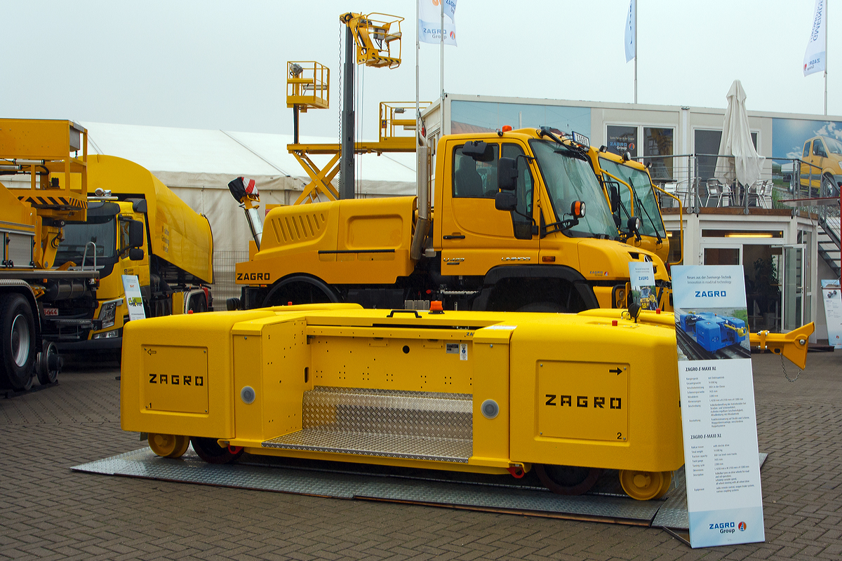 
Ein ZARGO Rangierer E-Maxi XL mit Batterieantrieb, hier am 26.09.2014 pr�sentiert auf der Inno Trans 2014 in Berlin.

Seit 1970 Ist die ZAGRO Bahn- und Baumaschinen GmbH aus Bad Rappenau-Grombach ein Spezialist im Bereich Rangiertechnik. Diese Rangierger�te werden eisenbahnrechtlich als Rangierhilfsmittel eingestuft. F�r den Betrieb ist lediglich eine Anzeige beim Landesbevollm�chtigten f�r Bahnaufsicht erforderlich. Dies bedeutet f�r die Betreiber  geringe Kosten im Unterhalt und bei der Ausbildung des Betriebspersonals.

Die wichtigsten Vorteile:
F�r freiliegende und niveauebene Gleisanlagen
Stufenlos regelbarer Elektroantrieb der R�der durch 4 Antriebsmotoren
Zweistufig umschaltbare Geschwindigkeit
Batteriebetrieben, dadurch emissionsfrei in geschlossenen R�umen
Wenden auf der Stelle durch Allradlenkung
Einfaches Ankuppeln an der Stirnseite des Waggons
Rangieren in beide Fahrtrichtungen ohne Umsetzen des
Ger�tes mit Vorw�rts-/R�ckw�rtsschalthebel
Allradlenkung, dadurch ist auch ein Wechsel zwischen zwei Gleisen einfach m�glich (die Spurkranzf�hrung wird hydraulisch angehoben, die R�der werden um 90� gedreht und man f�hrt quer aus dem Gleis.

Technische Merkmale von dem E-Maxi XL:
Verschiebeleistung: bis 300 t in der Ebene
Gesamtgewicht: 14.000 kg
Antrieb: je ein Antriebsmotor pro Vulkollanlaufrad, die das Fahrzeug f�r die Stra�en- und Schienenfahrt antrieben. Die Spurkranzr�der sind nur F�hrungsr�der.
L�nge: 3.760 mm / Breite: 2.360 mm / H�he: 1.200 mm
Wenderadius: 2.200 mm
Spurweiten: 1.435 mm (1.000 mm bis 1.668 mm lieferbar)
Bedienung: Funkfernsteuerung mit bis zu 400 m Reichweite 
Geschwindigkeit: stufenlos regelbar bis max. 5 km/h
Batterie: 80 V / 625 AH oder 80 V / 1000 AH

Nicht verwechseln darf man darf man dieses Fahrzeug mit einem reinen gleisgebundenen  Fahrzeug wie zum Beispiel: http://hellertal.startbilder.de/bild/deutschland~unternehmen~db-regio-allgemein/363179/aus-dem-zug-heraus-konnte-ich.html
