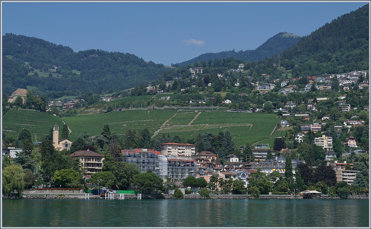 Ein Zug-Such-Bild: Vom Schiff auf gemacht zeigt dies Bild eine Blick auf Clarens und Montreux und einen MVR GTW  ABeh 2/6 kurz vor der Haltstelle Châtelard VD.
24. Juli 2018