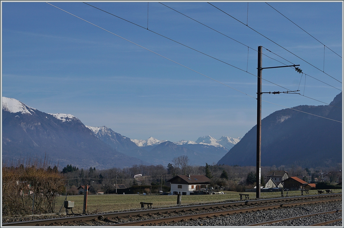 Ein Zugsuchbild: Der SBB LEX RABe 522 227 erreicht als SL2 auf dem Weg nach Annecy in Kürze St-Laurent. Im Vordergrund ein Fahrleitungsmast aus der Anfangszeit des 50 Hertz Betriebs welcher auf dieser Strecke von Annemasse nach Annecy getestet wurde und der ja vorgängig im Schwarzwald seinen Anfang nahm. 

12. Februar 2022
