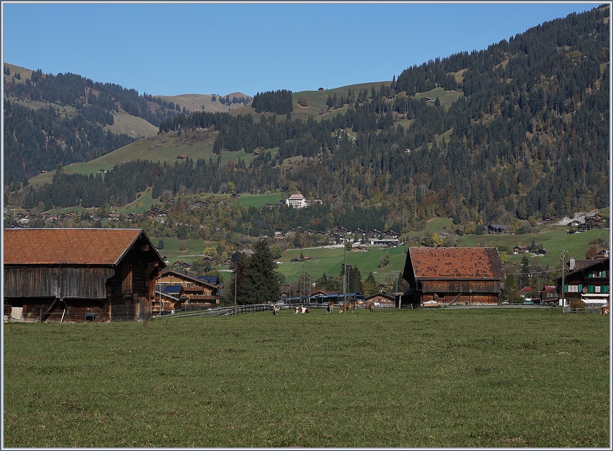 Ein Zugsuchbild: Zwischen Ställen, Häusern und Linsenputzern sucht sich der MOB Panoramic Express bei Gstaad seinen Weg.
10. Okt. 2017