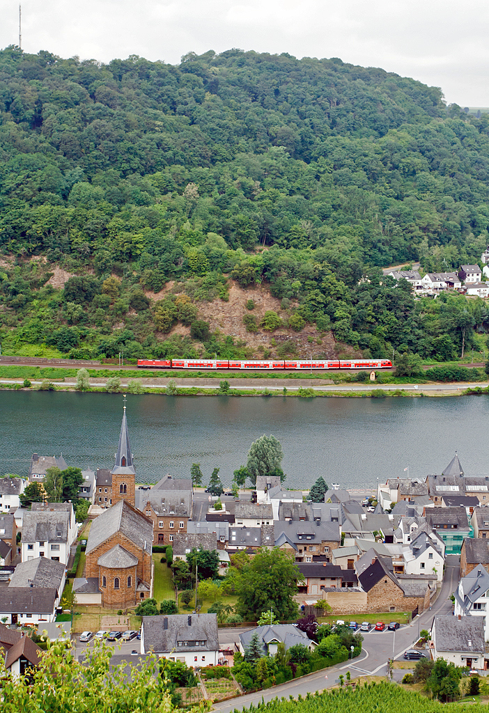 
Eine 143er schiebt am 21.06.2014 den RE 1  Mosel-Saar-Express  (Saarbrücken - Trier - Koblenz) Steuerwagen voraus in Richtung Koblenz, hier kurz vor Kattenes (Mosel).