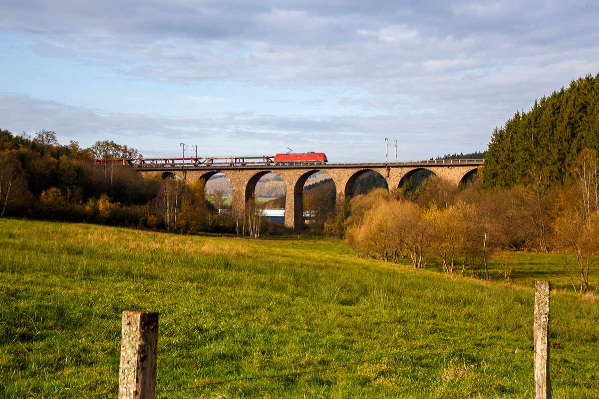 
Eine 185.2 (TRAXX F140 AC2) der DB Cargo Deutschland AG fährt am 01.11.2017 mit einem leeren Autotransportzug über den Rudersdorfer Viadukt in Richtung Dillenburg.