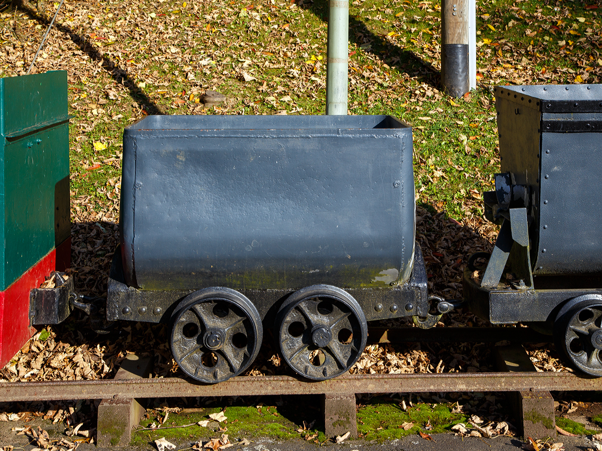 Eine 600 mm Grubenlore / F�rderwagen (mit feststehender Mulde) als Denkmal beim Wodanstolln in Neunkirchen-Salchendorf  (28.10.2021). 

Bei diesen Loren wurde/wird die Entladung �ber eine Wagenkippanlage (meist Kreiselwipper) bew�ltigt. Dabei wird der Wagen  oft auch mehrerer Wagen in die Seitenkippanlagen gefahren, der Wagen bzw. Wagenzug wird verriegelt und komplett mit dem Gleis durch eine Drehvorrichtung so weit gedreht, bis sich das Ladegut �ber die Laderaum�ffnung mit Hilfe der Schwerkraft entleert.

Eine Entladung �ber eine Stirnwandkippanlage w�re auch m�glich, wurde aber meist, aufgrund h�herer Entladeleistung der Seitenkippanlagen, nicht verwendet.
