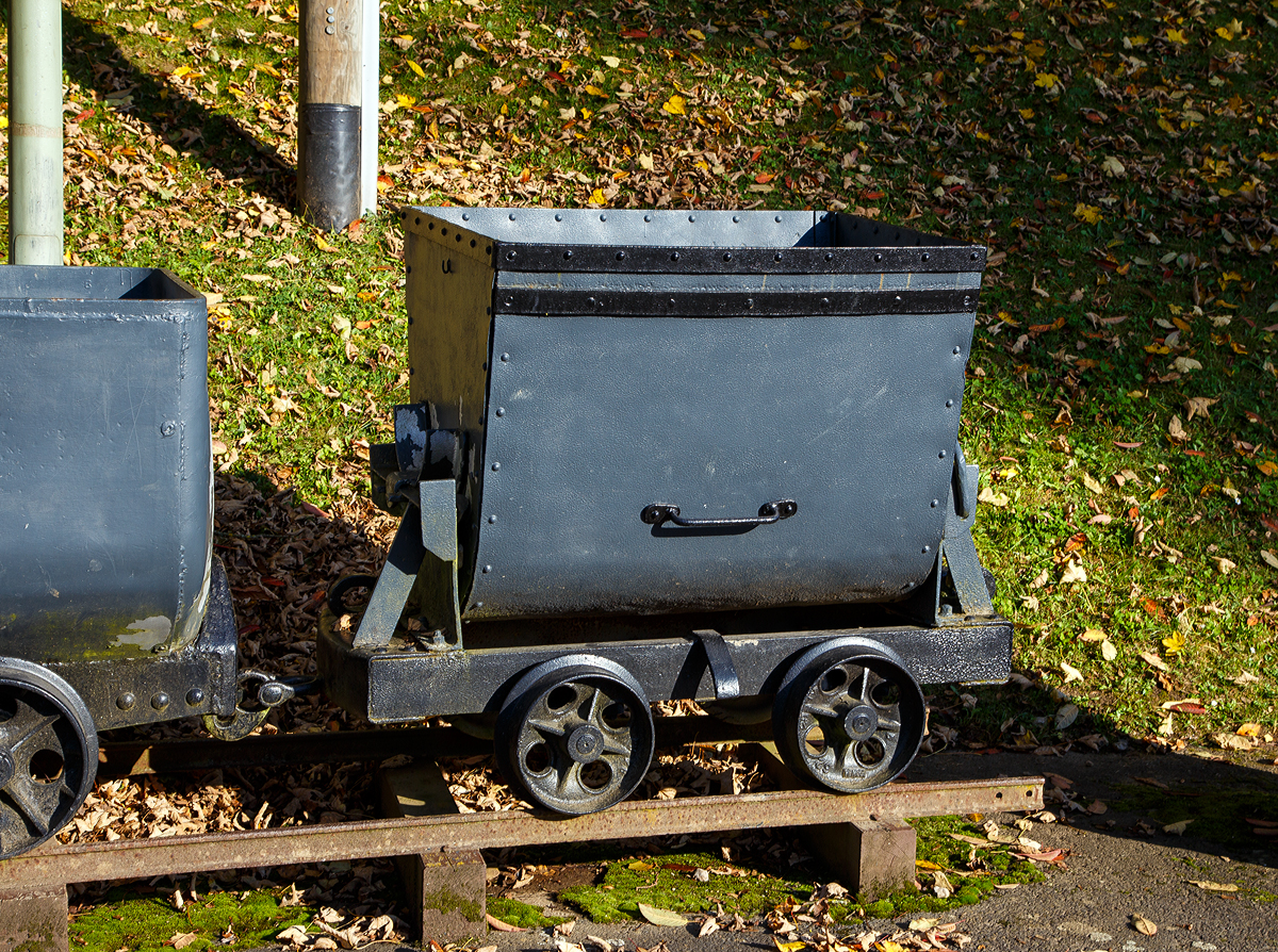 Eine 600 mm Kipplore als Denkmal beim Wodanstolln in Neunkirchen-Salchendorf  (28.10.2021). 

Bei diesen Loren ist die Entladung nach beiden zum Gleis, durch kippen der  Mulde, möglich. Solche Loren kamen nicht nur bei Grubenbahnen, sondern auch bei sonstigen Feldbahnen zum Einsatz.