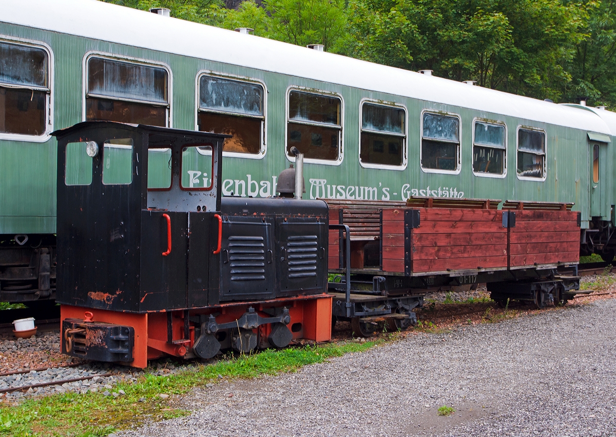 
Eine 600mm LKM Ns2f  Diesel-Feldbahnlok am 26.08.2013 beim Zughotel Wolkenstein (Sachsen).

Die Lok wurde 1955 vom VEB Lokomotivbau Karl Marx Babelsberg (LKM) unter der Fabriknummer 248646 gebaut und auf der Mailänder Messe ausgestellt, danach ging sie an den VEB Klinker- und Ziegelwerk Großräschen, Werk Weißwasser bis sie in den 1990ern zur Waldeisenbahn Muskau e.V. WEM, Weißwasser gelangte, 2002 kam sie dann zum Zughotel Wolkenstein.

Der Typ Ns 2 f von LKM war der Nachfolger des Typs Ns2 mit dem das Personal unzufrieden war, weil die Lamellen-Trockenkupplungen schnell verschlissen und die Antriebskette ständig nachgespannt werden musste. Außerdem war die Höchstgeschwindigkeit mit 8 km/h recht knapp bemessen.
Aus diesem Grund entwickelte LKM die Ns 2 f und stellte die erste Lok (Fabriknummer 48318) im Jahre 1952 auf der Leipziger Messe vor. Im Gegensatz zur Ns 2 wurden nun die Achsen über ein Wendegetriebe, Blindwelle und Kuppelstangen angetrieben. Das Getriebe erhielt für die ersten beiden Gänge Lamellen-Nasskupplungen und eine dritten Gang mit einer Lamellen-Trockenkupplung für Geschwindigkeiten bis 14 km/h. Diese Lokomotive besitzt einen 30 PS starken wassergekühlten Zweizylinder-Viertakt-V-Dieselmotor vom Typ 16 V 2 Aktivist.
Die Loktype besitzt eine elektrische Anlage und ist für Spurweiten von 485 bis 630 mm ausgelegt. Von 1952 bis 1959 wurden 550 Exemplare gefertigt. Sie war eine der beliebtesten Feldbahnlokomotiven in der DDR.

Technische Daten:
Achsformel:  B-dm
Spurweite:  600 mm
Länge über Puffer:  3.040 mm
Höhe:  2.300 mm (mit Führerhaus)
Breite:  1.400 mm
Gesamtradstand:  1.050 mm
Kleinster bef. Halbmesser:  12 m
Dienstgewicht:  6,2 t
Höchstgeschwindigkeit:  14 km/h (3 Fahrstufen 4 - 8 - 14 km/h)
Installierte Leistung:  30 PS 
Treibraddurchmesser:  500 mm
Motorentyp:  16 V 2 Aktivist
Motorbauart:  wassergekühlter Zweizylinder-Viertakt-V-Dieselmotor
Nenndrehzahl:  1500/min
Leistungsübertragung:  Blindwelle und Stange
Tankinhalt:  50 l
Übersetzungsstufen:  3
Bremse:  Wurfhebelbremse