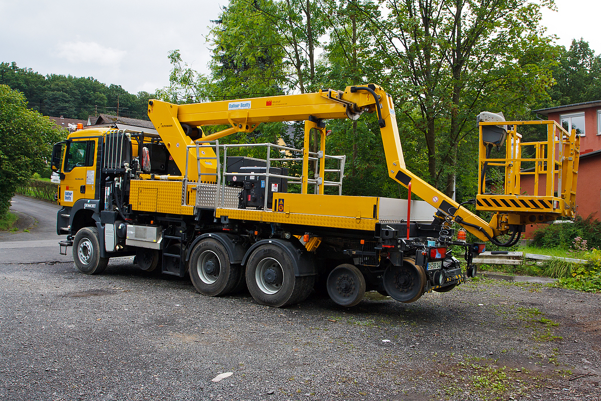 
Eine andere Ansicht von dem: 
ZW-MAN TGS 26.440 mit WINDHOFF SFE  (Schienenfahrsysteme-Einheit) und Hubarbeitsb�hne, Schweres-Nebenfahrzeug-Nr. 99 80 9906 008-4, der Balfour Beatty Rail abgestellt am 16.08.2014 in Kreuztal. 
