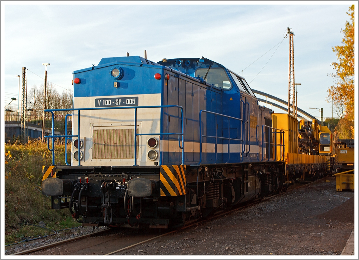 Eine andere Ansicht von der V 100-SP-005 (ex DR 110 744-0, ex DR 112 744-8, ex DB 202 744-9) der Spitzke Spoorbouw B.V. (Niederlande) abgestellt mit einem Kranzug am 16.11.2013 in Kreuztal.

Die Kategorien Deutschland und Niederlande wurden bewusst gew�hlt: Herkunft und lange Einsatzdauer in Deutschland, heutige Registrierung in der  Niederlande.
