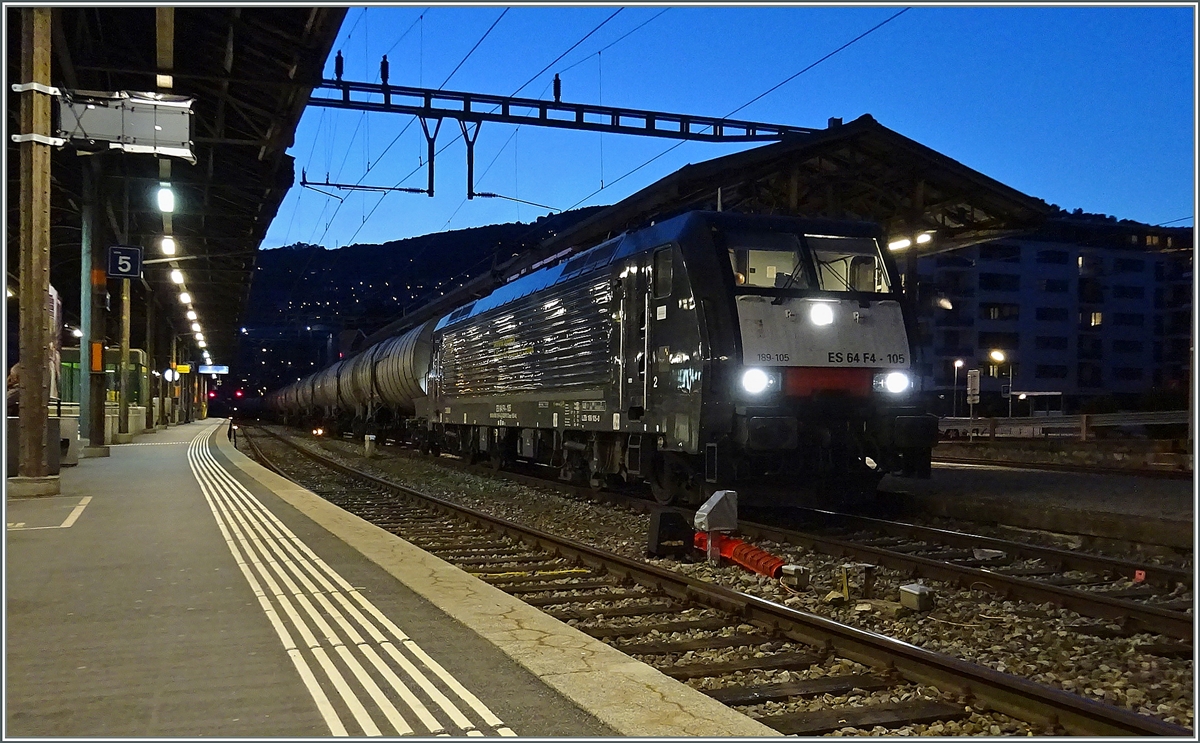 Eine dunkle Lok bei spärlichem Licht mit einer ungewohnten Kleinkamera zu fotografieren ist nicht ganz so einfach...
Ich hoffe dass dies Bild der ES 64 F4 - 105 (UIC 91 80 6189 105 D-DISPO Class 189 VL) mit ihrem Ölzug trotztem Gefallen findet. 
3. Augsut 2015 