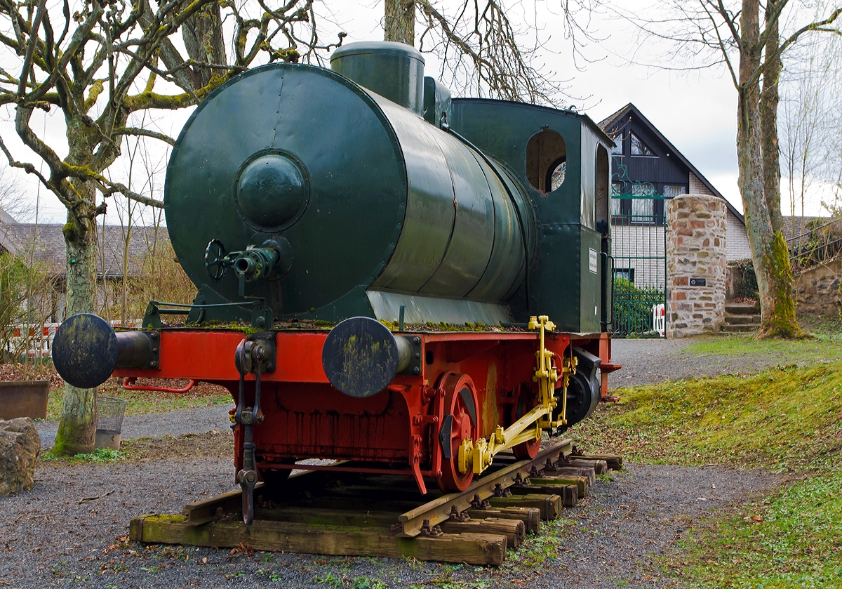 Eine Jung Dampfspeicherlokomotive (feuerlose Lokomotive) als Denkmallok am 23.03.2014 beim Museum Villa Gr�n in Dillenburg.  
Die Lok wurde 1929 von der von  Arnold Jung Lokomotivfabrik in Jungenthal bei Kirchen a.d. Sieg unter der Fabriknummer 4435 gebaut und an die Burger Eisenwerke AG (Juno) in Burg bei Herborn geliefert, sp�ter geh�rte die H�tte zur Buderus AG. Das Gewicht der normalspurigen Lok mit der Achsfolge B betr�gt 16,5 t, die Leistung betr�gt ca. 150 PS. Die Lok wurde 1985 ausgemustert. 

F�r die Emaillierbetriebe der Burger Eisenwerke AG (mit dem bekannten Produkt der  Juno  -Herde) war staubfreie Luft wichtig. Eine Dampfspeicherlokomotive kann auch in explosionsgef�hrdeten Umgebungen, wie z. B. in der chemischen Industrie oder im Bergbau, eingesetzt werden, da bei ihr keine Verbrennung stattfindet. Auch heute noch werden Dampfspeicherlokomotiven in Industriebetrieben eingesetzt, die selbst erhebliche Prozessw�rmemengen erzeugen, wie etwa die Papier-, die Zucker- und die Eisenindustrie.
