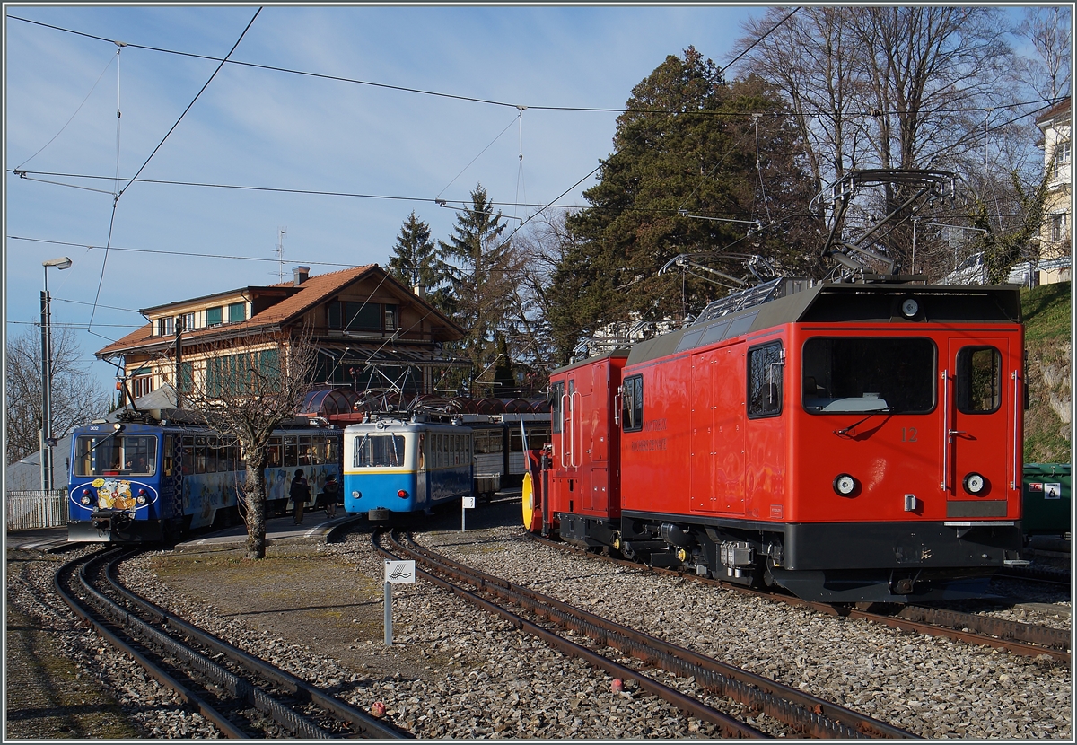 Eine kleine Fahrzeugparade in Glion: 
v.l.n.r: Beh 4/8 302 Baujahr 1983 (und ein weiterer) als Regionalzug 3364 vom Rochers de Naye nach Montreux, der Beh 2/4 204 Baujahr 1938 als  Sch�lerzug  3389 von Montreux nach Haut de Caux und die  Last Mile  Hem 2/2 12 Baujahr 2013. So bunt und abwechslungsreich kann die 80 cm Spur sein!
8. Dez. 2015