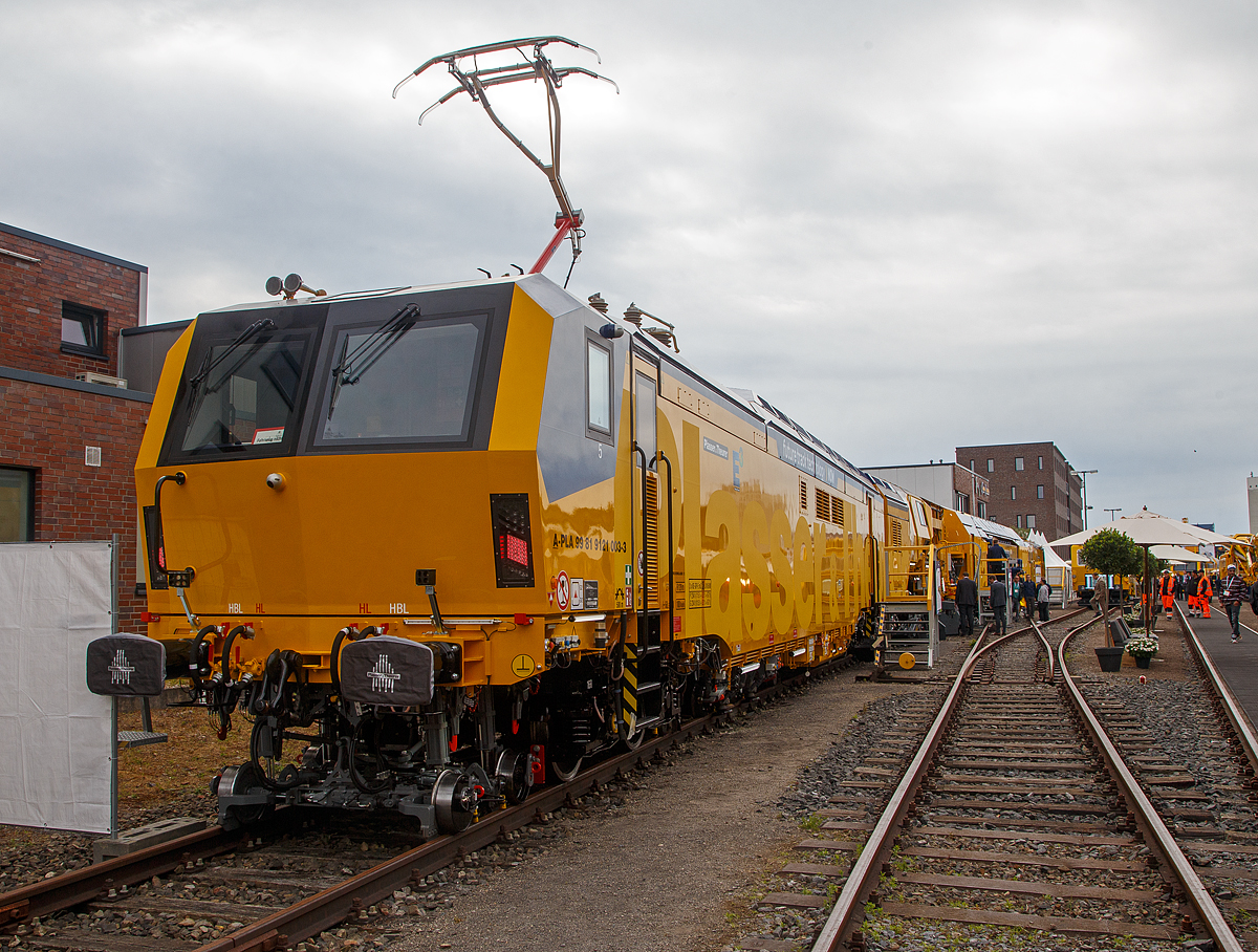 Eine mächtig lange Maschine (69 m) die vieles in einem kann....
Plasser & Theurer präsentierte auf der iaf 2022 in Münster (hier am 31.05.2022) die neue Weichen- und Gleisinstandhaltungsmaschine UNIMAT 09-8x4/4S BR Dynamic E³, eingestellt als A-PLA 99 81 9121 003-3 der Franz Plasser Vermietung von Bahnbaumaschinen. Eine innovative Kombination aus Weichen- und Streckenstopfmaschine mit Planierkapazität und dynamischem Gleisstabilisator. Ein Technologieträger für Weichen- und Gleisinstandhaltung, der ab Juli 2022 soll sie über das Unternehmen Franz Plasser Vermietung von Bahnbaumaschinen produktiv in Arbeit gehen. Mehr als acht Innovationen, verbaut auf einer Maschine. Mit vorhandenen Schotterressourcen wird der Stopfprozess begleitet und dabei mit nur einer Maschine ein perfektes Ergebnis geliefert.

Für eine Optimierung der Baustellenlogistik vereint die Weichen- und Gleisinstandhaltungsmaschine Unimat 09-8x4/4S BR Dynamic E³ die Funktionen mehrerer Maschinen in sich: Einschottern, Stopfen, Planieren, Stabilisieren sowie Auf- und Nachmessen.  Die Idee: eine universell einsetzbare Stopfmaschine, die sowohl als Technologieträger als auch Technologietreiber dient. 

Die Maschine verbindet neueste Features, die bereits im Rahmen von Modular Customzing verfügbar sind, sowie Technologien, die der Forschung und Entwicklung dienen, so wird beispielsweise ein völlig neuer Ansatz im Bedienkonzept in der Praxis erprobt.  Doch beim Unimat 09-8x4/4S BR Dynamic E³ handelt es sich nicht um eine reine Vorzeigemaschine, sie soll auch produktiv in Arbeit gehen.

Aufmess- und Nachmesssystem:
Über das konventionelle Messsystem mit Sehne hinaus verfügt die Maschine mit dem Inertialmesssystem auf einem kompakten zweiachsigen Trolley über die zukunftsweisende Technologie für präzise und umfassende Messergebnisse. Die inertiale Messtechnik ermittelt eine Raumkurve, die einen Bezug zu den Schienen über die mechanische Spurweitenmessung erhält. Der sehr kompakte Aufbau des Systems erlaubt eine vollwertige Nachmessung bei geringem Platzbedarf. Auch die der Gleiskorrektur vorangehende Aufmessung der Gleisgeometrie kann mit einer Geschwindigkeit von bis zu 60 km/h durchgeführt werden, im täglichen Einsatz eine beträchtliche Zeitersparnis. Ebenfalls erlaubt das System die genaue Darstellung langwelliger Fehler.

Hybrides E³-Antriebskonzept:
Gut gerüstet für die Notwendigkeit von heute, der Unimat 09-8x4/4S BR Dynamic E³ wird über die neue, revolutionäre E³-Hybridtechnologie angetrieben. Neben dem konventionellen Antrieb verfügt die Maschine über die Möglichkeit des vollelektrischen Betriebs im Fahr- und Arbeitsmodus. Mit dem vollelektrischen Antrieb werden alle rotierenden Bewegungen durchgeführt, lediglich einige lineare Bewegungen bleiben hydraulisch. Die Antriebstechnologie reduziert den Bedarf an Hydrauliköl um 80 %! Überstellfahrten mit CO₂-neutralem Bahnstrom senken den Dieselverbrauch spürbar. Zusätzlich verringert E³ signifikant die Lärmemissionen und steigert somit die Anrainerakzeptanz.

Höhere Arbeitsgeschwindigkeit durch Doppel-DGS:
Wenn es um nachhaltige Instandhaltung geht, ist die dynamische Gleisstabilisation nicht mehr wegzudenken,umso mehr, je intensiver die Belastung des Fahrwegs ist. Besonders Schnellfahrstrecken sind hier betroffen. Durch Einwirkung der Stabilisationsaggregate ordnen sich die Schotterkörner zu einem homogeneren Gefüge. Die dynamischen Kräfte des Zugverkehrs werden dadurch gleichmäßiger auf das Planum abgeleitet. Langsamfahrstellen nach den Stopfarbeiten sind somit überflüssig. Die kontrollierte Setzung des Gleises vergrößert darüber hinaus noch den Widerstand gegen seitliches Verschieben des Gleisrostes. Für eine noch homogenere Gleisqualität und präzisere Stabilisationsrampen und Übergänge verfügt der Unimat 09-8x4/4S BR Dynamic E³ über die Option der Variable Impact Force für eine stufenlos verstellbare Schlagkraft von 0 auf 100 Prozent.

Planier- und Profiliereinheit:
Für die Sicherstellung der höchsten Stopfqualität und Nachhaltigkeit integriert der Unimat 09-8x4/4S BR Dynamic E³ bewährte Technologien zum Pflügen, Kehren, Profilieren sowie Schottermanagement. Über die Pflug-, Kehr- und Profilieraggregate kann überschüssiger Bestandsschotter aufgenommen, gebunkert (ca. 9 m³ Silokapazität) und zielgerecht wieder verteilt und abgegeben werden. Durch das kombinierte Maschinenkonzept können vorhandene Schotterressourcen nachhaltig genutzt und zielgerecht auch vor dem Stopfaggregat eingebracht werden. Dies ermöglicht in weiten Bereichen ein Arbeiten ohne Unterbrechung durch externe Schottereinbringung über Schotterzüge. Dieses Maschinenkonzept verfügt über einen Flankenpflug mit Ausschwenkbegrenzung zur Vermeidung von Profilverletzungen und einen Mittelpflug zur Umlagerung des Gleisschotters auf die Bettungskrone. Die neue, verstellbare Kehrbürste muss entsprechend dem Einsatzzweck für Holz- oder Betonschwellen nicht mehr ausgewechselt werden, sondern passt sich auf Knopfdruck an.

Hochleistungsstopfen – 8x4 Stopfaggregat:
Eine neue Klasse in der Universalstopftechnik ist das 8x4-Aggregat, ausgestattet mit insgesamt acht unabhängigen Aggregatsegmenten und mit schwenkbaren Stopfpickeln. Die kontinuierliche 2-Schwellen-Stopfmaschine bietet ein neu entwickeltes Design für mehr Bewegungsfreiheit, Eindringtiefe sowie Beistellweg. Man kann jederzeit auf 1-Schwellen-Stopfen umstellen – ein Mehrwert, vor allem bei Doppel- oder Trogschwellen, in denen der Weichenantrieb untergebracht ist. Auch in Doppelkreuzweichen und Weichen mit beweglichem Herz, den Königsdisziplinen des Weichenstopfens, punktet das 8x4-Aggregat mit seinen Reserven an Leistung und Variabilität. So verfügt die Maschine über die hohe Leistung der 2-Schwellen-Stopfung, kombiniert mit maximaler Flexibilität im 1-Schwellen-Modus.

Umfassendes Schottermanagement:
Für die Sicherstellung der höchsten Stopfqualität und Nachhaltigkeit integriert der Unimat 09-8x4/4S BR Dynamic E³ bewährte Technologien zum Pflügen, Kehren, Profilieren sowie Schottermanagement. Über die Pflug-, Kehr- und Profilieraggregate kann überschüssiger Bestandsschotter aufgenommen, gebunkert (ca. 9 m³ Silokapazität) und zielgerecht wieder verteilt und abgegeben werden. Durch das kombinierte Maschinenkonzept können vorhandene Schotterressourcen nachhaltig genutzt und zielgerecht auch vor dem Stopfaggregat eingebracht werden. Dies ermöglicht in weiten Bereichen ein Arbeiten ohne Unterbrechung durch externe Schottereinbringung über Schotterzüge. Dieses Maschinenkonzept verfügt über einen Flankenpflug mit Ausschwenkbegrenzung zur Vermeidung von Profilverletzungen und einen Mittelpflug zur Umlagerung des Gleisschotters auf die Bettungskrone. Die neue, verstellbare Kehrbürste muss entsprechend dem Einsatzzweck für Holz- oder Betonschwellen nicht mehr ausgewechselt werden, sondern passt sich auf Knopfdruck an.

Mehr als acht Innovationen, verbaut auf einer Maschine – mit dem Unimat 09-8x4/4S BR Dynamic E³ stellt Plasser & Theurer eine zukunftsweisende Kombination für ganzheitliche Weichen- und Gleisinstandhaltung vor. Mit vorhandenen Schotterressourcen wird der Stopfprozess begleitet und dabei mit nur einer Maschine ein perfektes Ergebnis geliefert.

TECHNISCHE DATEN:
Spurweite: 1.435 mm (Normalspur)
Anzahl der Achsen: 16 (in 8 Drehgestellen)
Länge über Puffer: 68.940 mm
Drehzapfenabstande: 6.700 / 17.500 / 5.850 / 11.500 / 5.700 / 14.000 mm
Achsabstände in den Drehgestellen: 1.800 mm
Treib- und Laufraddurchmesser: 920 mm (neu)
Max. Achslast: 22,5 t
Zugel. Streckenklasse: D2 oder höher
Gesamtgewicht: 285 t
Gesamtmotorenleistung: 839 kW
Höchstgeschwindigkeit: 100 km/h (eigen und geschleppt)
Kleister befahrbarer Gleisbogen: R 120 m
Bremse: 3 x KE-GP-E mZ (K)
Bremssohle: J 816 M