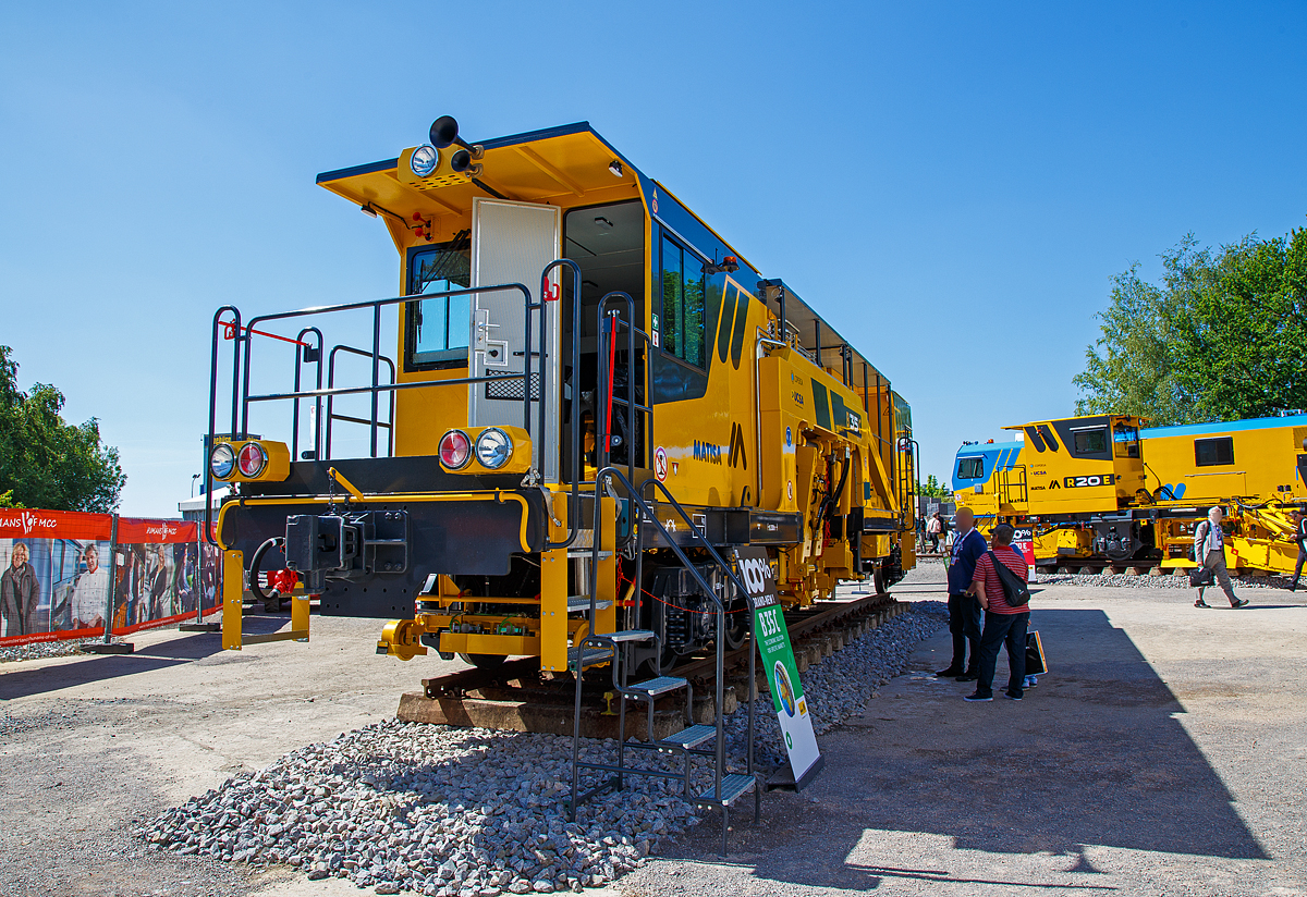 Eine Matisa B 35 C Meterspur-Universal-Stopfmaschine, f�r die CUPERSA UCSA in Argentinien, pr�sentiert auf der iaf 2017 in M�nster (hier am 01.06.2017).

Die Maschine wurde 2017 von der MATISA Mat�riel Industriel S.A in Crissier (Schweiz) unter der Fabriknummer 2114 gebaut.

Speziell f�r die s�damerikanischen, asiatischen und afrikanischen M�rkte entwickelt, ist die B 35 C eine Einschwellen-Universal-Stopfmaschine, f�r herk�mmliche Strecken. Auf einer Laufachse und einem motorisierten Drehgestell ruhend, verf�gt diese Maschine �ber zwei Kabinen mit F�hrerstand und Arbeitsposten sowie einer Antriebseinheit, mit einem SCANIA Motor. Ausgestattet mit 4 kombinierten Stopfeinheiten mit insgesamt 16 Stopfpickeln sowie einer Zange mit Haken und paarweise angeordneten Rollen ist diese Stopfmaschine hervorragend f�r die Bearbeitung von Weichen sowie freien Strecken geeignet. Als Zusatzausr�stung k�nnen Vorrichtungen zum Heben des Zweiggleises die Grundausstattung dieser Maschine vervollst�ndigen.

TECHNISCHE DATEN der Matisa B 35 C:
Spurweite: 1.000 mm (Meterspur), Ausf�hrung in Normalspur m�glich
Achsanzahl: 3
Achsformel: B´1´
L�nge �ber Puffer: 16.300 mm
Abstand Drehzapfen zur Einzelachse: 9.500 mm
Achsabstand im Drehgestell: 1.800 mm
Lauf- und Treibraddurchmesser (neu): 840 mm
Drehgestell Typ: Matisa NG 1800 11.10.101.70062
Eigengewicht: 
Anh�ngelast: 
H�chstgeschwindigkeit: 
Kleinster befahrbarer Kurvenradius:  R 80 m      
Motor:  SCANIA -Dieselmotor 
Motorleistung:  
