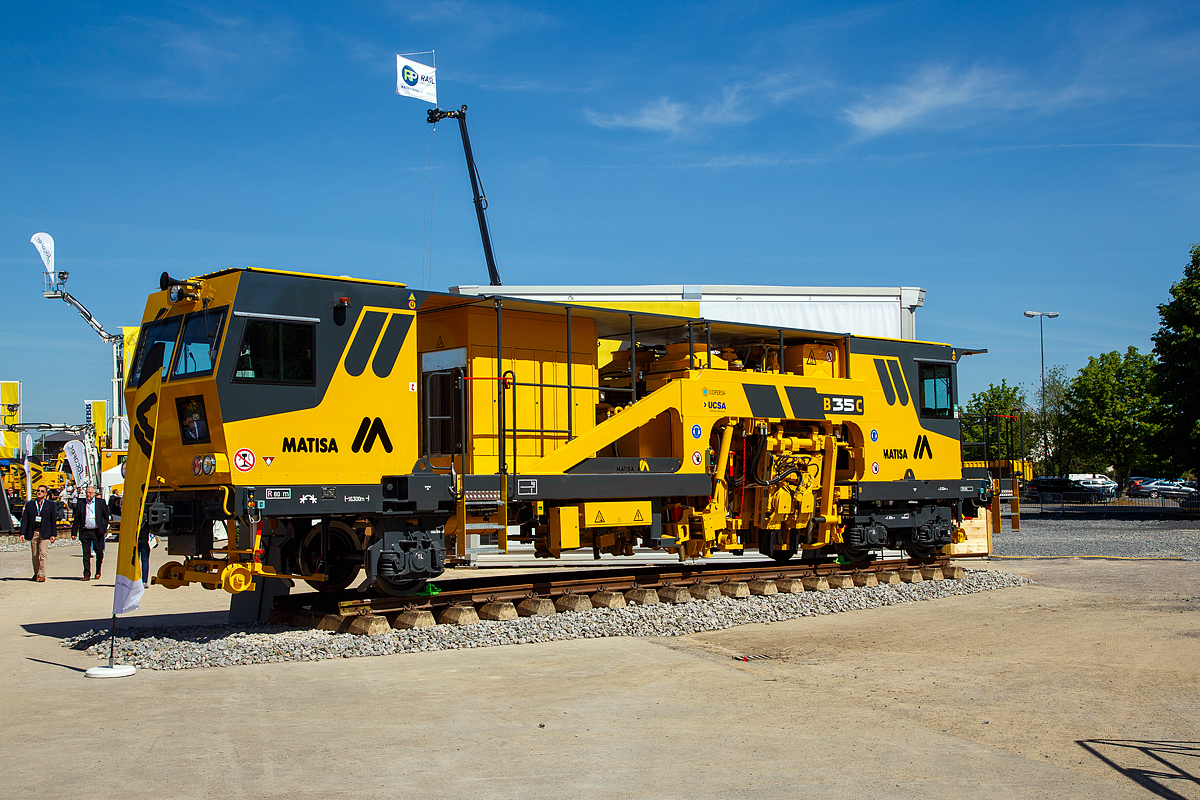 Eine Matisa B 35 C Meterspur-Universal-Stopfmaschine, f�r die CUPERSA UCSA in Argentinien, pr�sentiert auf der iaf 2017 in M�nster (hier am 01.06.2017).

Die Maschine wurde 2017 von der MATISA Mat�riel Industriel S.A in Crissier (Schweiz) unter der Fabriknummer 2114 gebaut.

Speziell f�r die s�damerikanischen, asiatischen und afrikanischen M�rkte entwickelt, ist die B 35 C eine Einschwellen-Universal-Stopfmaschine, f�r herk�mmliche Strecken. Auf einer Laufachse und einem motorisierten Drehgestell ruhend, verf�gt diese Maschine �ber zwei Kabinen mit F�hrerstand und Arbeitsposten sowie einer Antriebseinheit, mit einem SCANIA Motor. Ausgestattet mit 4 kombinierten Stopfeinheiten mit insgesamt 16 Stopfpickeln sowie einer Zange mit Haken und paarweise angeordneten Rollen ist diese Stopfmaschine hervorragend f�r die Bearbeitung von Weichen sowie freien Strecken geeignet. Als Zusatzausr�stung k�nnen Vorrichtungen zum Heben des Zweiggleises die Grundausstattung dieser Maschine vervollst�ndigen.

TECHNISCHE DATEN der Matisa B 35 C:
Spurweite: 1.000 mm (Meterspur), Ausf�hrung in Normalspur m�glich
Achsanzahl: 3
Achsformel: B´1´
L�nge �ber Puffer: 16.300 mm
Abstand Drehzapfen zur Einzelachse: 9.500 mm
Achsabstand im Drehgestell: 1.800 mm
Lauf- und Treibraddurchmesser (neu): 840 mm
Drehgestell Typ: Matisa NG 1800 11.10.101.70062
Eigengewicht: 
Anh�ngelast: 
H�chstgeschwindigkeit: 
Kleinster befahrbarer Kurvenradius:  R 80 m      
Motor:  SCANIA -Dieselmotor 
Motorleistung:  

