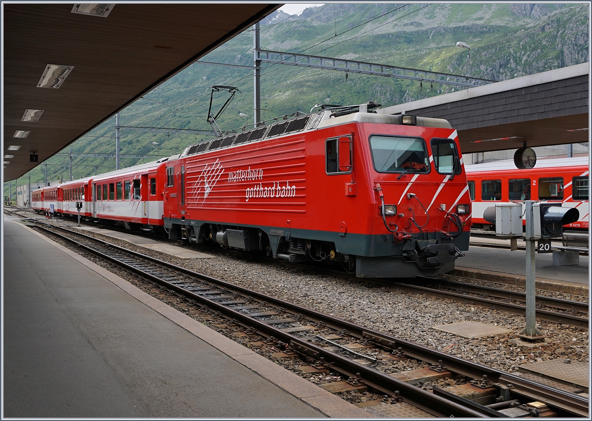 Eine MGB HGe 4/4 II mit ihrem Regioalzug 848 nach Disentis kurz vor der Abfahrt in Andermatt. 
28. Juli 2016