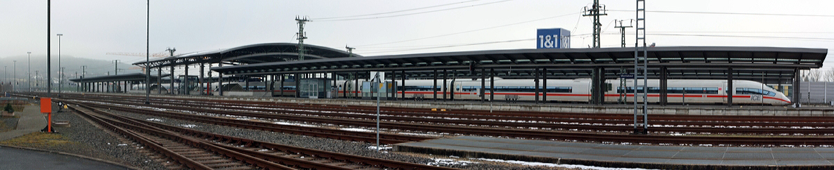 
Eine Panoramaaufnahme vom ICE-Bahnhof Montabaur am 01.01.2015, auf Gleis 1 hält ein ICE 3.