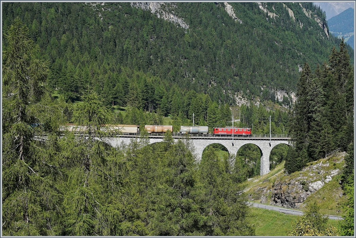 Eine RhB Ge 6/6 II fährt zwischen Preda und Bergün mit einem Güterzug talwärts.
14.09.2016