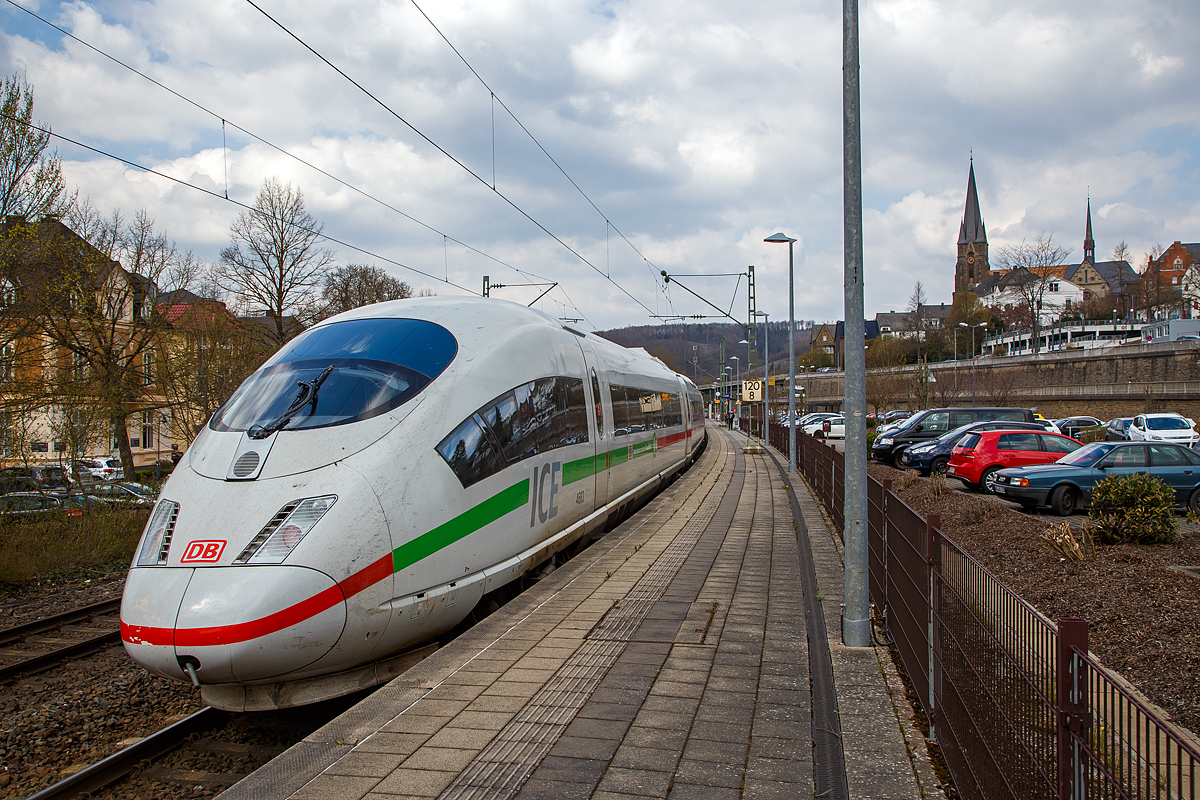 Eine Sensation für die Siegstrecke (KBS 460) und somit das Highlight des Tages.... 
oder wenn der Prophet nicht zum Berg kommt, dann muss der Berg halt zum Propheten...
Der ICE 3 M – Triebzug 4683 – DB 406 083-6 ff „Limburg an der Lahn“ der DB Fernverkehr AG fährt am 20.04.2021 durch Kirchen an der Sieg in Richtung Siegen. Im Bahnhof hält er auch noch kurz an, aber leider nur ein kurzes Signalhalt.

Bei diesem Triebzug handelt es sich um den ehemaligen Frankreich tauglichen ICE 3MF - Tz 4606 - 406 006-7 ff. „Limburg an der Lahn“ Heute hat er neben Deutschland die Zulassungen für Belgien (ETCS) und die Niederlande.

Der Triebzug besteht auch acht Wagen, im Einzelnen aus dem:
Endwagen 1 UIC-Nr. 406 083, ex 406 006
Trafowagen 2 UIC-Nr. 406 183, ex 406 106
Stromrichterwagen 3 UIC-Nr. 406 283, ex 406 606
Mittelwagen 4 	UIC-Nr. 406 383, ex 406 306
Mittelwagen 5 	UIC-Nr. 406 883, ex 406 806
Stromrichterwagen 6 UIC-Nr. 406 783, ex 406 706
Trafowagen 7 	UIC-Nr. 406 683, ex 406 606
Endwagen 8 UIC-Nr. 406 583, ex 406 506

Der ICE 3M ist eine Triebwagenzug und nicht wie ICE 1 und 2 mit Triebkopfkonzept. Gegenüber den äußerlich gleichen ICE 3 (BR 403) sind sie mehrsystemfähig (15 kV 16,7 Hz~ / 25 kV 50 Hz~ / 1,5 kV = / 3 kV =). In Deutschland fahren sie planmäßig bis zu 300 km/h (technisch möglich und zugelassen 330 km/h). Unter Gleichstrom (wie in Belgien 220 km/h).

Weitere Technische Daten:
Achsformel: Bo'Bo'+2'2'+Bo'Bo'+2'2' +2'2'+Bo'Bo'+2'2'+Bo'Bo'
Länge über Kupplung:  200,84 m
Leergewicht: 435 t
Dienstgewicht:  488 t
Radsatzfahrmasse:  16 t
Dauerleistung: 8.000 kW bei Wechselstrom / 4.300 kW bei Gleichstrom
Kupplungstyp:  Scharfenberg
Sitzplätze:  in der 1.Klasse 91 und 334 in der 2. Klasse, somit 425 gesamt
