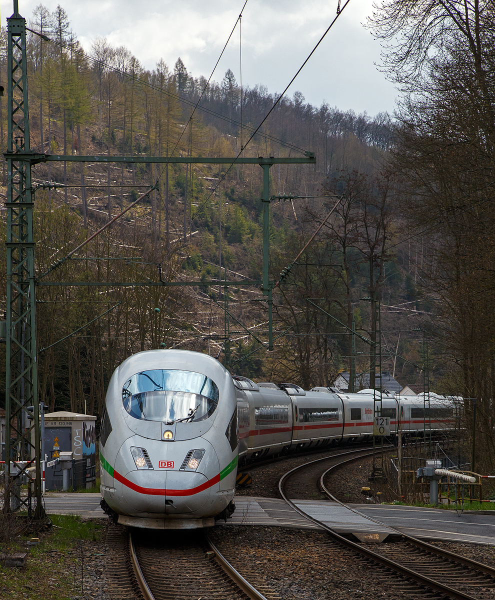 Eine Sensation für die Siegstrecke (KBS 460) und somit das Highlight des Tages.... 
oder wenn der Prophet nicht zum Berg kommt, dann muss der Berg halt zum Propheten...
Der ICE 3 M – Triebzug 4683 – DB 406 083-6 ff „Limburg an der Lahn“ der DB Fernverkehr AG fährt am 20.04.2021 durch Kirchen an der Sieg in Richtung Siegen. 

Bei diesem Triebzug handelt es sich um den ehemaligen Frankreich tauglichen ICE 3MF - Tz 4606 - 406 006-7 ff. „Limburg an der Lahn“ Heute hat er neben Deutschland die Zulassungen für Belgien (ETCS) und die Niederlande.

Der Triebzug besteht auch acht Wagen, im Einzelnen aus dem:
Endwagen 1 UIC-Nr. 406 083, ex 406 006
Trafowagen 2 UIC-Nr. 406 183, ex 406 106
Stromrichterwagen 3 UIC-Nr. 406 283, ex 406 606
Mittelwagen 4 	UIC-Nr. 406 383, ex 406 306
Mittelwagen 5 	UIC-Nr. 406 883, ex 406 806
Stromrichterwagen 6 UIC-Nr. 406 783, ex 406 706
Trafowagen 7 	UIC-Nr. 406 683, ex 406 606
Endwagen 8 UIC-Nr. 406 583, ex 406 506

Der ICE 3M ist eine Triebwagenzug und nicht wie ICE 1 und 2 mit Triebkopfkonzept. Gegenüber den äußerlich gleichen ICE 3 (BR 403) sind sie mehrsystemfähig (15 kV 16,7 Hz~ / 25 kV 50 Hz~ / 1,5 kV = / 3 kV =). In Deutschland fahren sie planmäßig bis zu 300 km/h (technisch möglich und zugelassen 330 km/h). Unter Gleichstrom (wie in Belgien 220 km/h).

Weitere Technische Daten:
Achsformel: Bo'Bo'+2'2'+Bo'Bo'+2'2' +2'2'+Bo'Bo'+2'2'+Bo'Bo'
Länge über Kupplung:  200,84 m
Leergewicht: 435 t
Dienstgewicht:  488 t
Radsatzfahrmasse:  16 t
Dauerleistung: 8.000 kW bei Wechselstrom / 4.300 kW bei Gleichstrom
Kupplungstyp:  Scharfenberg
Sitzplätze:  in der 1.Klasse 91 und 334 in der 2. Klasse, somit 425 gesamt
