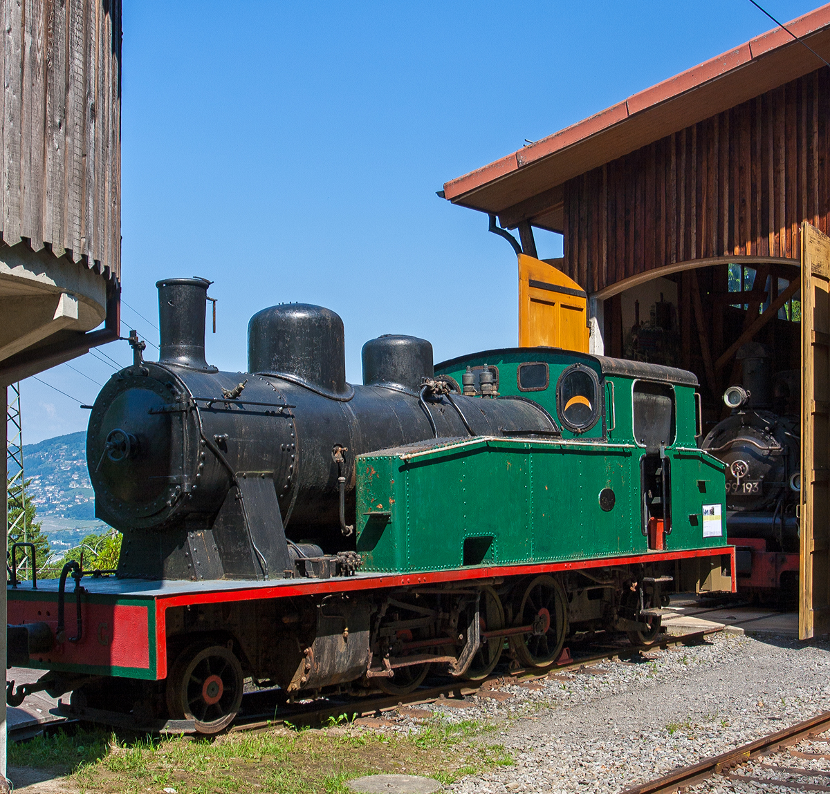 Eine Spanierin in der Schweiz - Die 1.000 mm G 3/5 Tenderlokomotive N° 23 der ursprünglichen Lokalbahn von Olot nach Girona (Tren d’Olot), in Katalonien (Spanien). Die Lok (vom Typ 131T) wurde 1926 bei La Maquinista Terrestre y Marítima in Barcelona unter der Fabriknummer 282 gebaut. 
Die 56 km lange Bahnstrecke war 1892 bis 1969 in Betrieb, und ist heute wohl ein Bahntrassenradweg.
Die Lok wurde von der Museumsbahn Blonay–Chamby gerettet, hier am 27.05.2012 im Museum Chaulin.
Sie hat ein Gewicht von 31 t, eine Leistung von 350 PS und eine Höchstgeschwindigkeit von 35 km/h.
