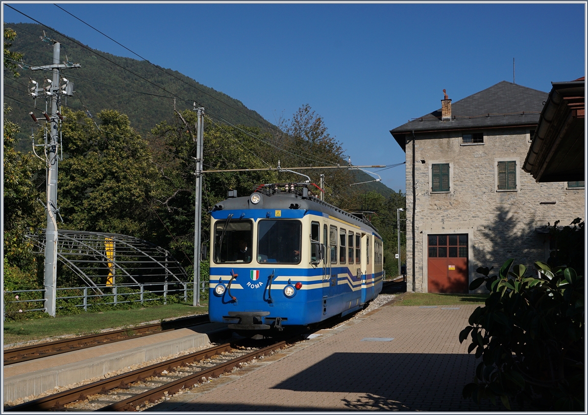 Eine Stunde später erreicht der FerroviaVigenzzina SSIF ABe 8/8 21 Roma als Regionalzug 262 Trontano.
7. Okt. 2016