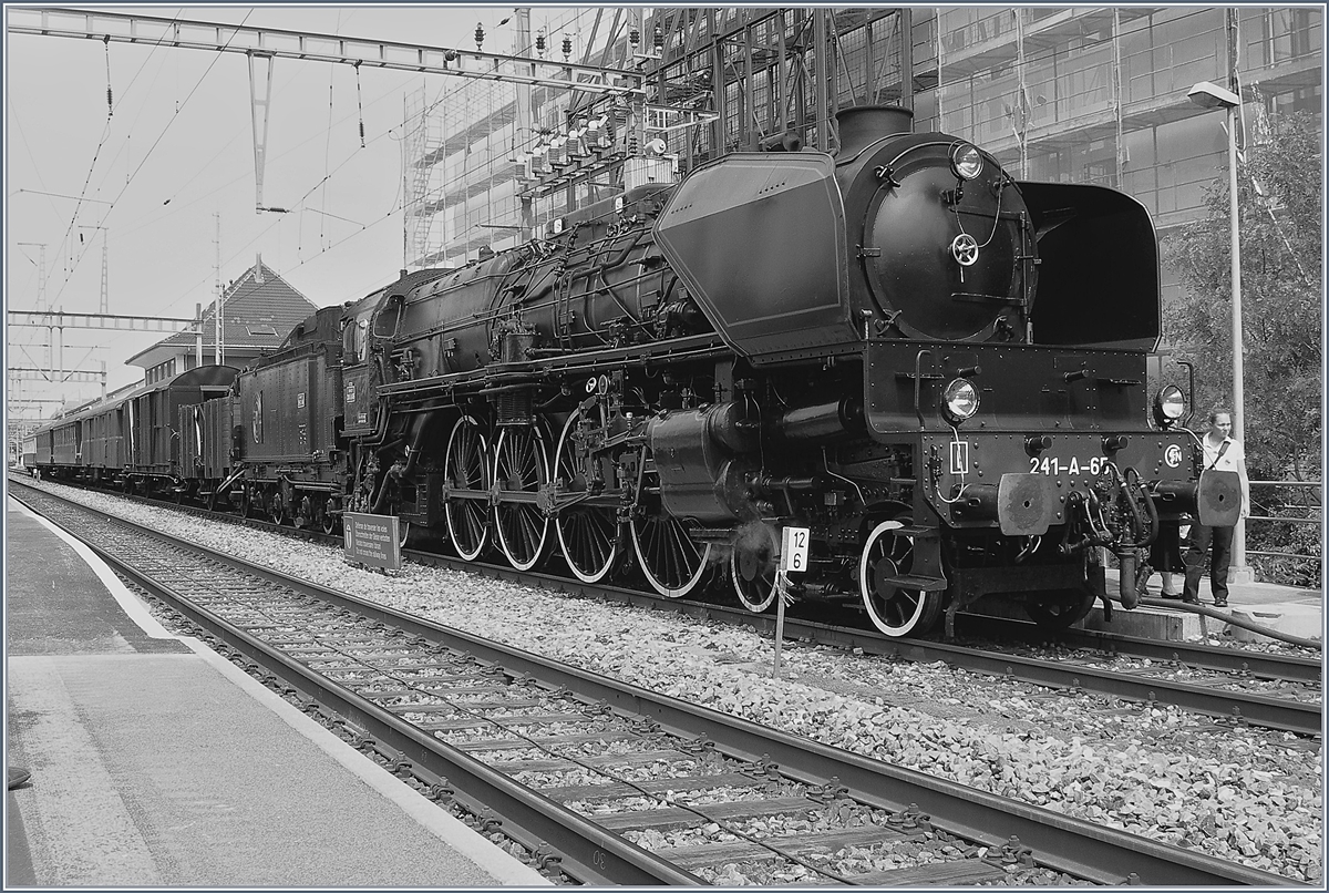 Eine S/W Variante der Grande-Dame beim Halt in Morges.
30. Mai 2017