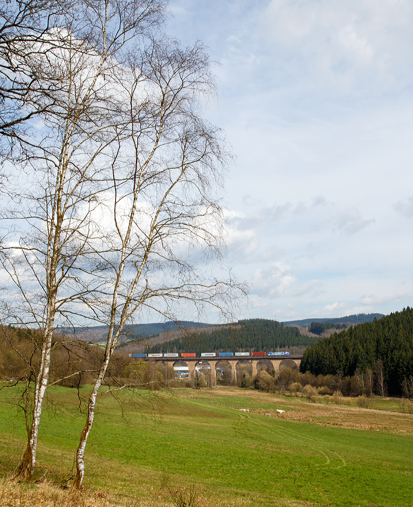 
Eine TFG Transfracht  AlbatrosExpress  152er (Siemens ES 64 F) der DB Cargo AG zieht einen Containerzug über den Rudersdorfer Viadukt in Richtung Dillenburg.