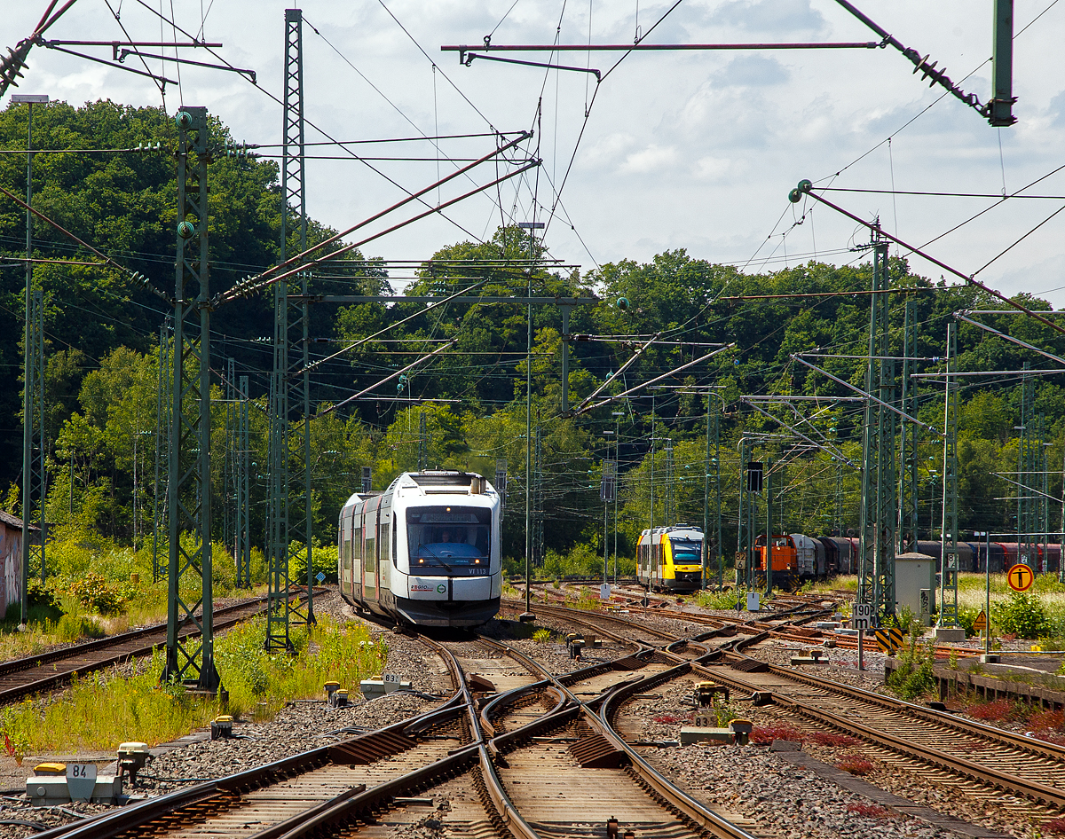 Eine Überraschung....
Der VT 113 (95 80 0609 113-5 D-REGIO) der Regiobahn Fahrbetriebsgesellschaft mbH (Mettmann), ex BOB VT113 Lenggries, ein Dieseltriebwagen vom Typ Integral S5D95, fährt am 03.06.2022 auf Sonderfahrt durch den Bahnhof Betzdorf (Sieg) in Richtung Siegen.  Nochmals einen lieben Gruß zurück an die nette Triebfahrzeugmannschaft. 

Der Integral wurde 1998 von der Integral Verkehrstechnik AG in Jenbach (Tirol) unter der Fabriknummer J3155-13 für die BOB gebaut. Im Juni 2020 ging er an die Regiobahn. Die Fahrzeuge sollen bis zur Elektrifizierung der Strecke der Regiobahn eingesetzt werden, die zum Fahrplanwechsel 2026 geplant ist.
