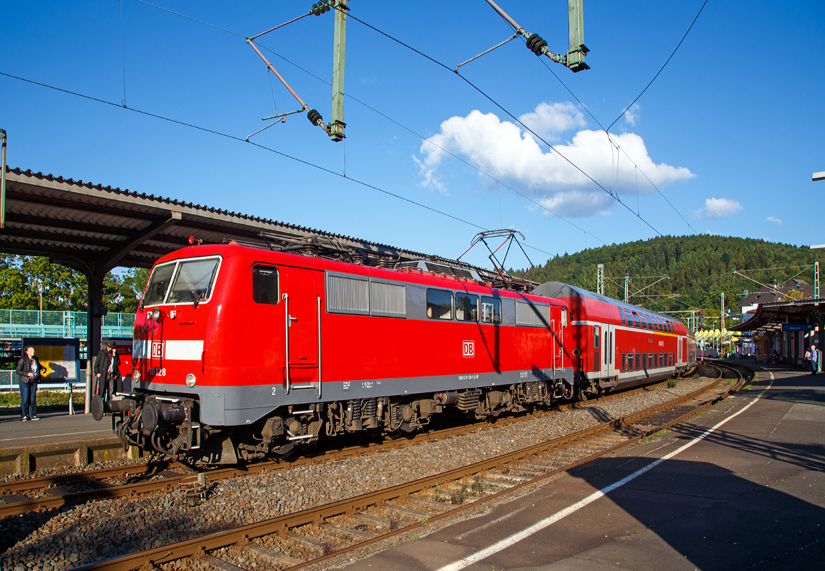 
Eine weitere Ansicht........
Die 111 128-5 (91 80 6111 128-5 D-DB) fährt mit dem RE 9 (rsx - Rhein-Sieg-Express) Siegen - Köln - Aachen am 10.09.2015 in den Bahnhof Betzdorf/Sieg ein. 