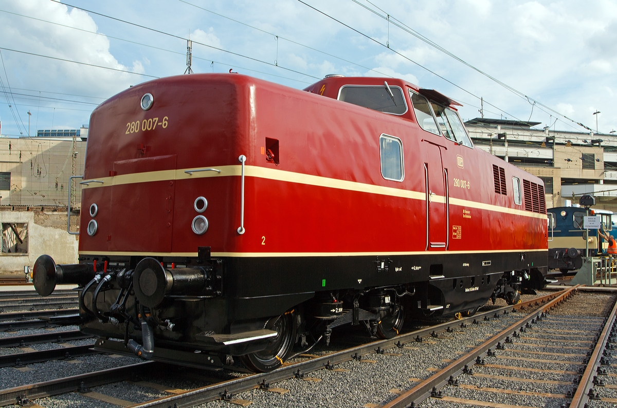 Eine weitere Ansicht...

Die 280 007-6 der DP Deutsche Privatbahn (Altenbeken), ex DB V 80 007 am 17.08.13 in Siegen beim Lokschuppenfest vom S�dwestf�lischen Eisenbahnmuseums.
