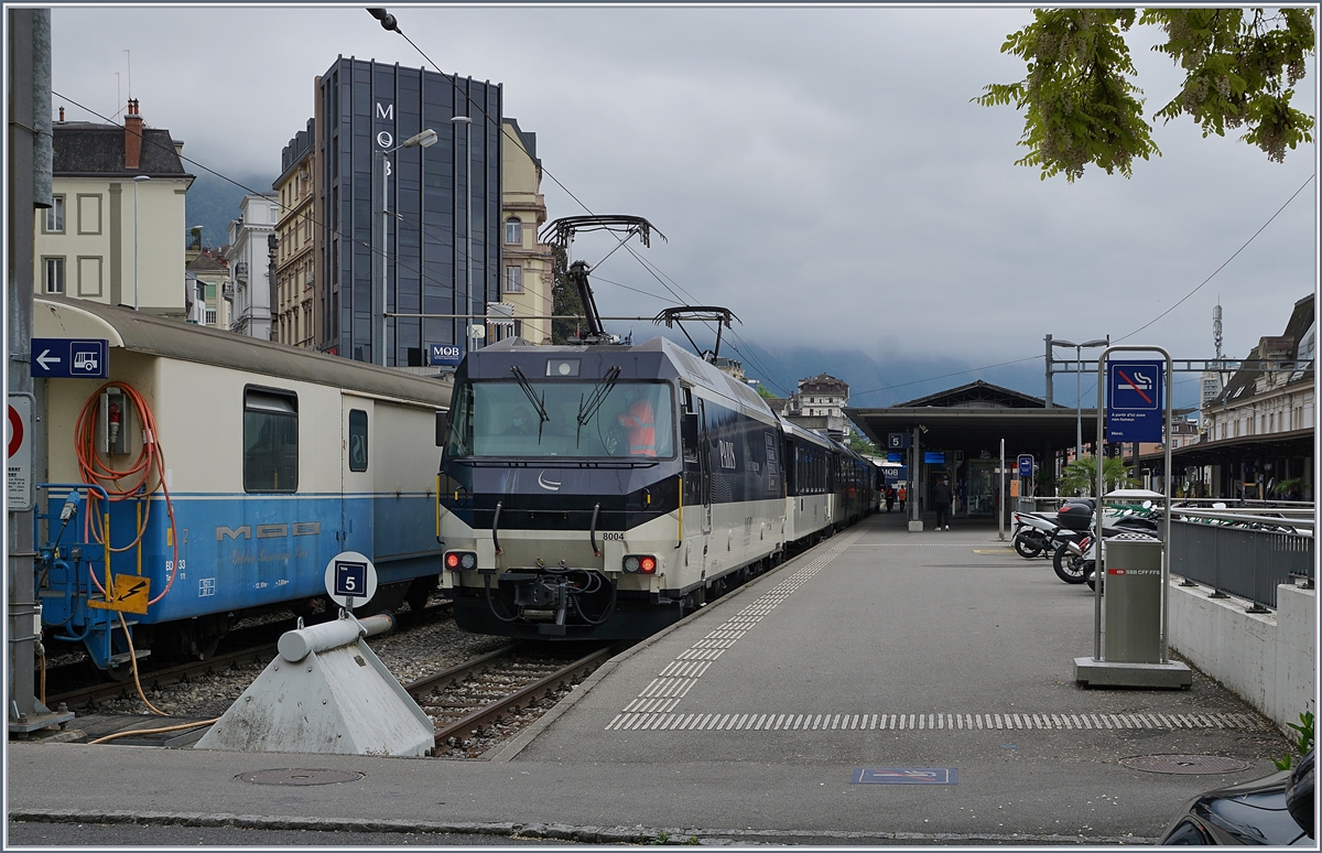 Einen Sekundenbruchteil vor dem Ausl�sen wechselte die MOB Ge 4/4 8004 das Spitzenlich in das f�r die R�ckfahrt nach Zweisimmen n�tige Schlusslicht. 
Die MOB Ge 4/4 8004 wird ihren  neuen  Panoramic Express, bestehend aus Ast 151, As 112, Bs 236, Bs 237 und BD 205 mit der Abfahrtszeit um 14:44 nach Zweisimmen schieben.

14. Mai 2020