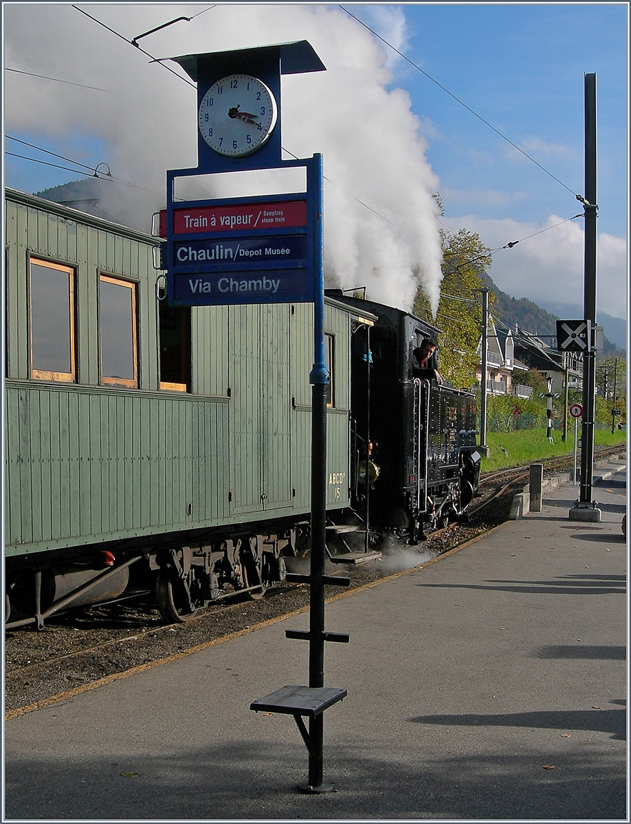 Einer der letzen Dampfzüge der Saison 2017 verlässt Blonay; danach wird es still zwischen Blonay und Chamby...
... doch nächstes Jahr, zum fünfzig jährigen Jubiläum wird wieder so mancher Dampf- und Elektro Zug Erinnerungen an die  gute, alte Zeit  wecken.
Blonay, den 27. Okt. 2017