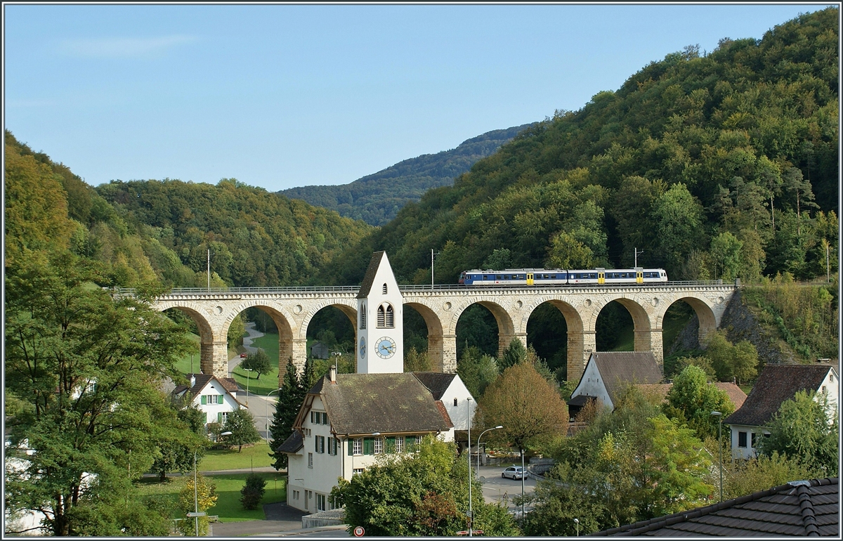 Eines meiner Lieblingsbilder: ein SBB NPZ RBDe 4/4 mit Bt ist als Regionalzug auf der  Alten Hauensteinlinie  Sissach - Läufelfingen - Olten auf dem Rümlinger Viadukt unterwegs. 

2. Okt. 2009

