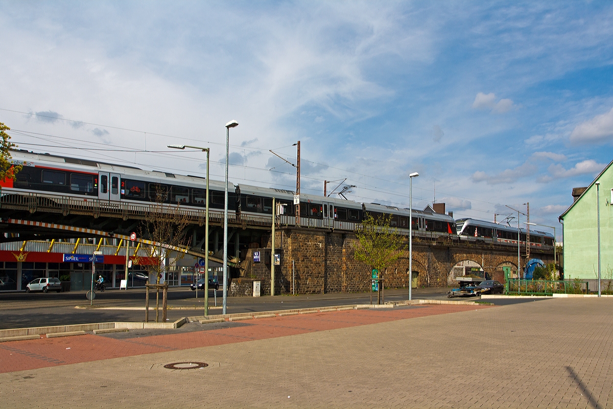 
Einfach nur verschätzt..... Sonntags hatte ich hier mit einem  dreiteiligen FIRT gerechnet, aber es war noch ein zweiteiliger davor gekuppelt, so reichte die Lücke auch nicht ganz für meine Kamera aus ;-) 
Ein zweiteiliger (ET 22xxx) gekuppelt mit einem dreiteiligen (ET 23 xxx) Stadler FLIRT der Abellio Rail NRW haben gerade (am 06.04.2014) den Hauptbahnhof Siegen verlassen und fahren  als RE 16   Ruhr-Sieg-Express  die Verbindung Siegen - Kreuztal - Finnentrop - Hagen - Essen (Umlauf ABR89497 bzw. ABR89527).
