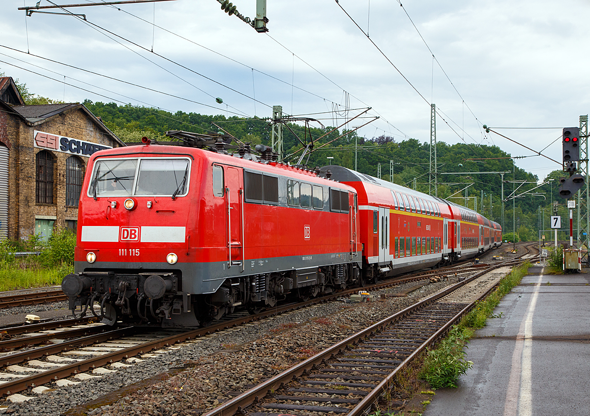 
Einfahrt der 111 115-2 (91 80 6111 115-2 D-DB) der DB Regio NRW mit RE 9   rsx / Rhein-Sieg-Express  (Aachen-Köln-Siegen), in den Bahnhof Betzdorf/Sieg. 

Einen lieben Gruß an den netten Lokführer zurück. 