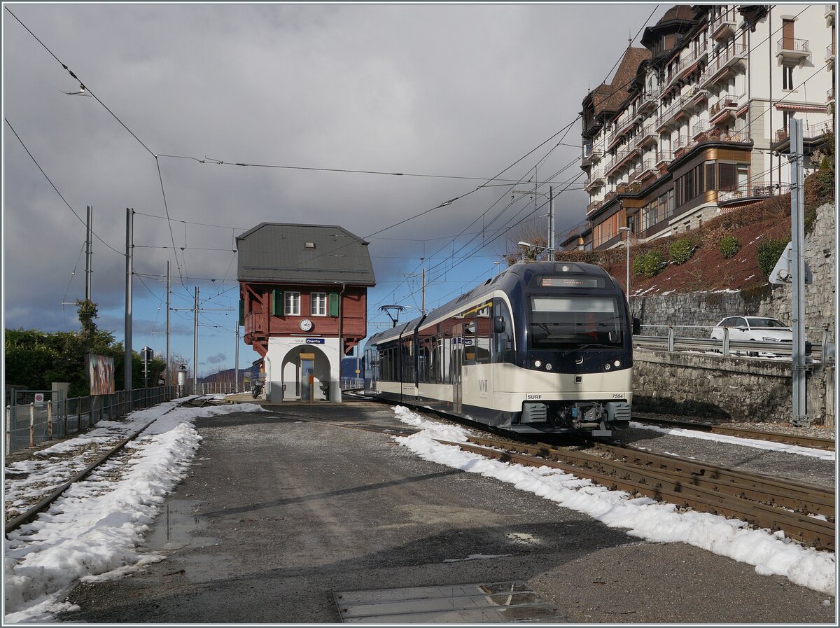 Einige Minuten später verlässt der CEV MVR ABeh 2/6 7504  Vevey  als R 34 2317 auf dem Weg von Les Avants nach Montreux den hübschen Bahnhof von Chamby, der auf 749 müM liegt. Hier liegt kaum noch Schnee.

3. Januar 2025