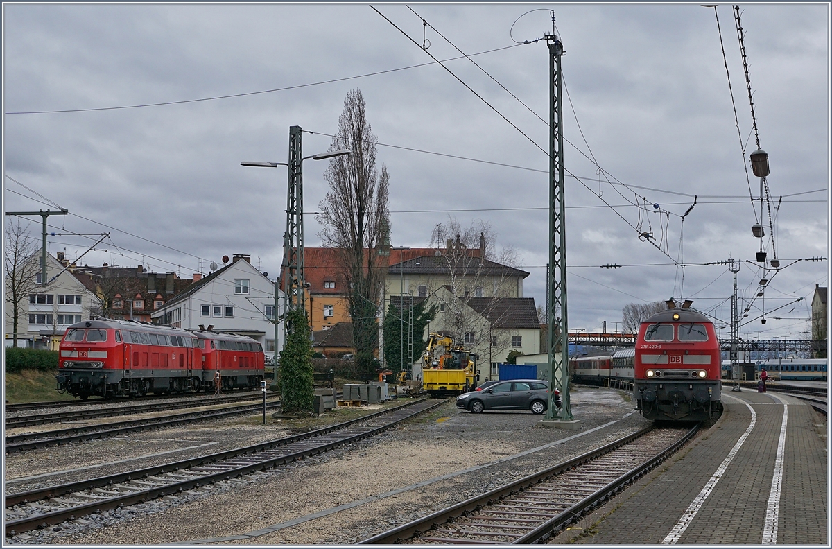 Einige V 218 in Lindau: Rechst die DB 218 420-8 und verdeckt die 218 498-4 mit dem EC 195, rechts warten die beiden DB 218 421-6 und 426-5 auf den erst abends (20:16) in Lindau Hbf abfahrenden EC 197.


15. März 2019