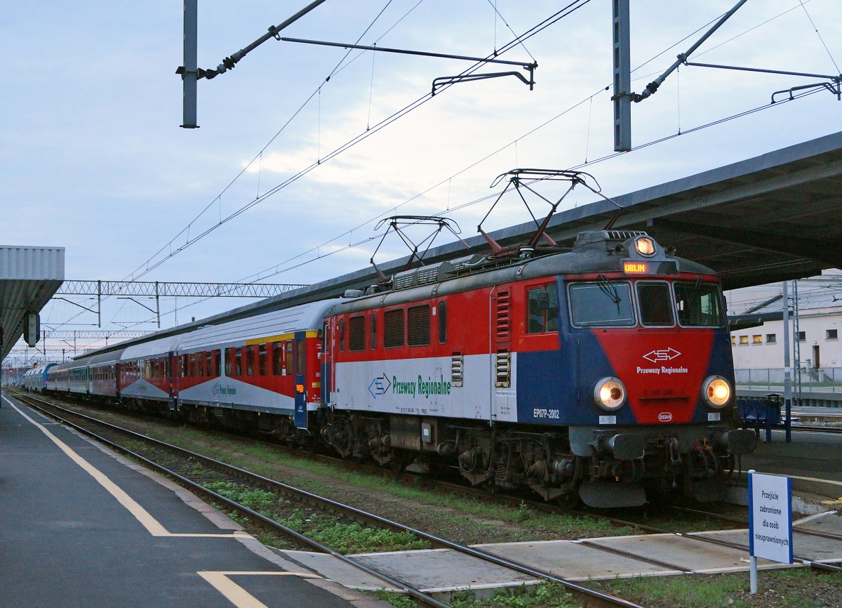 ELEKTROLOKOMOTIVEN IN POLEN VON DER P.K.P AUSGELAGERTEN PRZEWOZY REGIONALE:
Im Rollmaterialbestand der PRZEWOZY REGIONALE befinden sich auch einige aus Tschechien angemitete Lokomotiven der Baureihe 163, die auf den Namen von Frauen getauft worden sind. Am fr�hen Morgen des 18. August 2014 steht die EP07-2002 5140 246-7 in Poznan Glowny zur Abfahrt bereit.
Foto: Walter Ruetsch