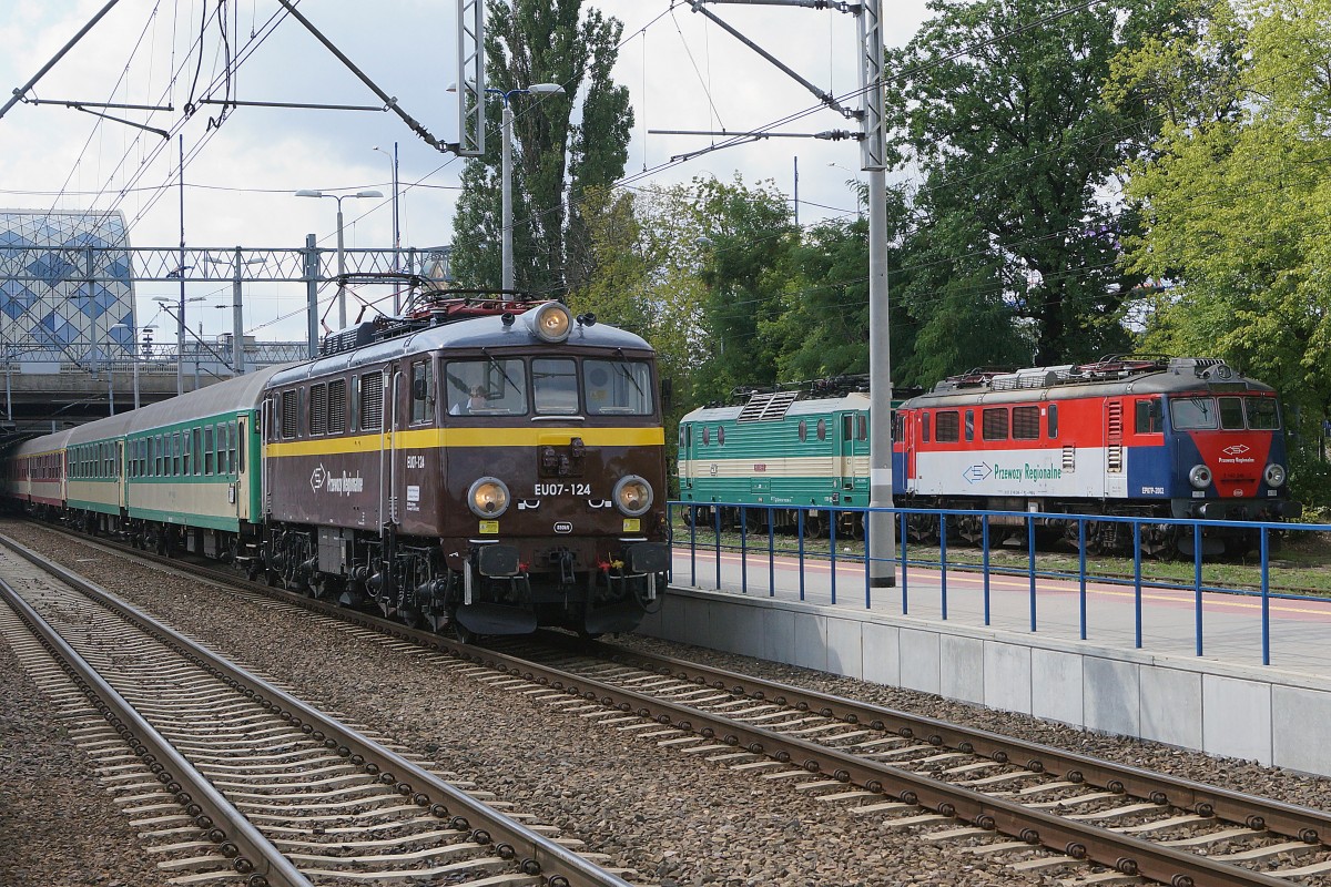 ELEKTROLOKOMOTIVEN IN POLEN VON DER P.K.P AUSGELAGERTEN PRZEWOZY REGIONALE:
Im Rollmaterialbestand der PRZEWOZY REGIONALE befinden sich auch einige aus Tschechien angemitete Lokomotiven der Baureihe 163, die auf den Namen von Frauen getauft worden sind. EU07-124 begenet am 18. August 2014 bei der Ausfahrt aus dem Poznan Glowny den 5140 246-7 und 163 046-6.
Foto: Walter Ruetsch  