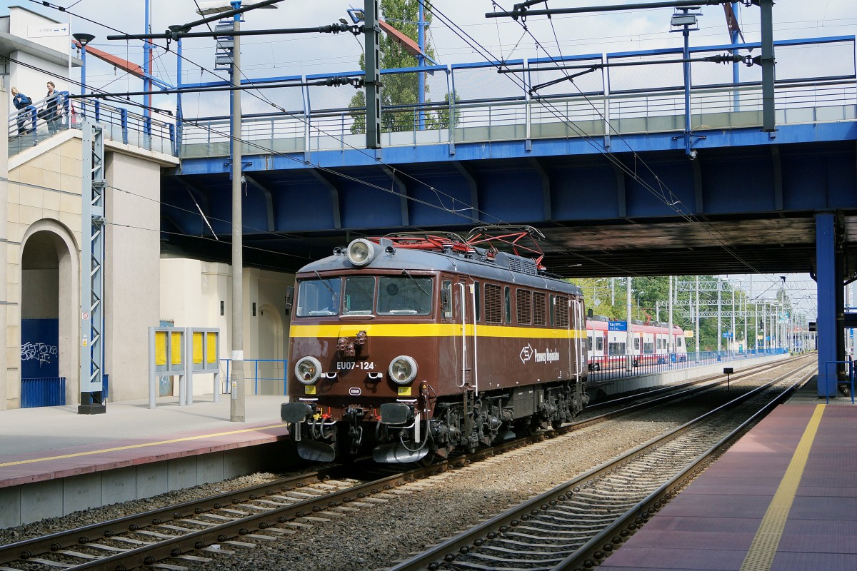 ELEKTROLOKOMOTIVEN IN POLEN VON DER P.K.P AUSGELAGERTEN PRZEWOZY REGIONALE:
Im Rollmaterialbestand der PRZEWOZY REGIONALE befinden sich auch einige aus Tschechien angemitete Lokomotiven der Baureihe 163, die auf den Namen von Frauen getauft worden sind. EU07 auf Rangierfahrt in Poznan Glowny am 17. August 2014.
Foto: Walter Ruetsch