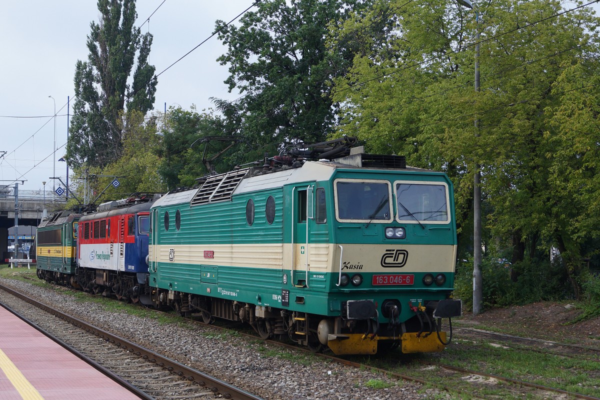 ELEKTROLOKOMOTIVEN IN POLEN VON DER P.K.P AUSGELAGERTEN PRZEWOZY REGIONALE:
Im Rollmaterialbestand der PRZEWOZY REGIONALE befinden sich auch einige aus Tschechien angemitete Lokomotiven der Baureihe 163, die auf den Namen von Frauen getauft worden sind. Auf einem Abstellgeleise in Poznan Glowny warten am 16. August 2014 163 046-6  Kasia , EP 07P 5140 246-7 und 163 034-2  Helena  auf ihre n�chsten Eins�tze.
Foto: Walter Ruetsch