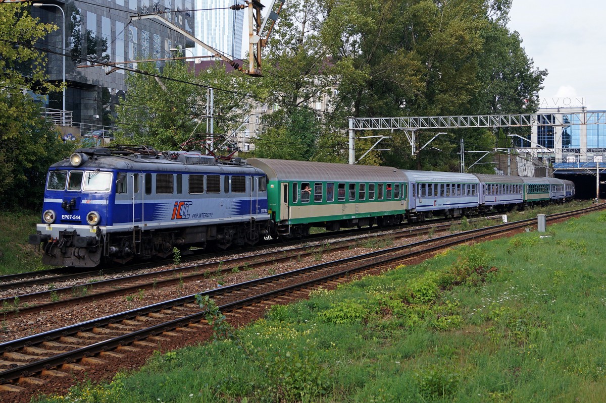ELEKTROLOKOMOTIVEN IN POLEN
P.K.P EP07-544 vor einem IC bei WARSZAW OCHOTA am 15. August 2014.
Foto: Walter Ruetsch